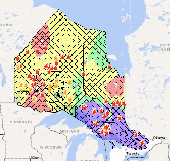 12 juin 2023 : beaucoup de feux, des restrictions provinciales. Le rouge indique les zones où les risques d'incendies sont extrêmes, le jaune où les risques sont élevés, le vert et le bleu où le risque est faible ou moyen. 