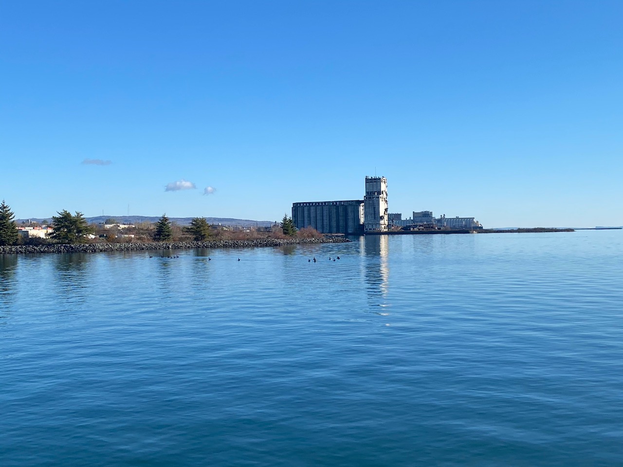 Le secteur riverain de Thunder Bay : de l'eau, un silo. L'eau est bleue comme le ciel.