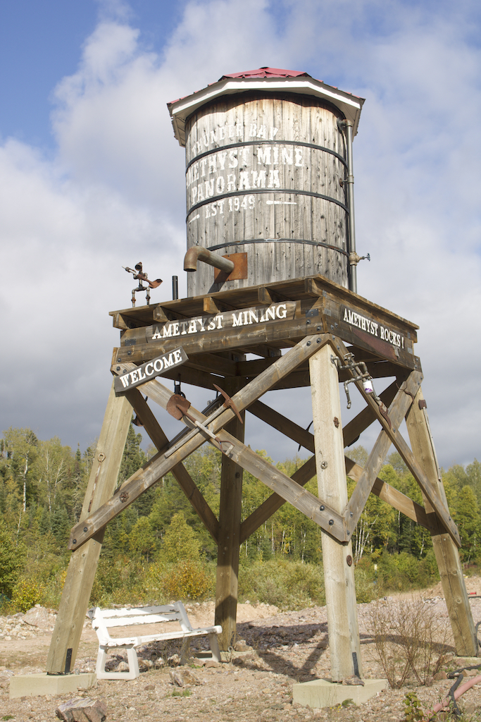 Une structure de bois surélevée, qui ressemble à une citerne d'eau, annonce l'arrivée à la mine Panorama.