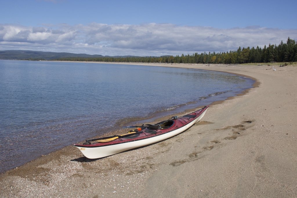 Un kayak sur une plage du lac Supérieur