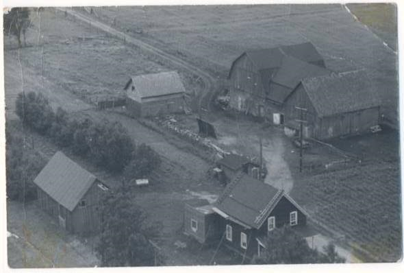 Une photo en noir et blanc d'une ferme. C'est celle des Deschatelets, avant qu'elle ne devienne une ferme d'autocueillette.
