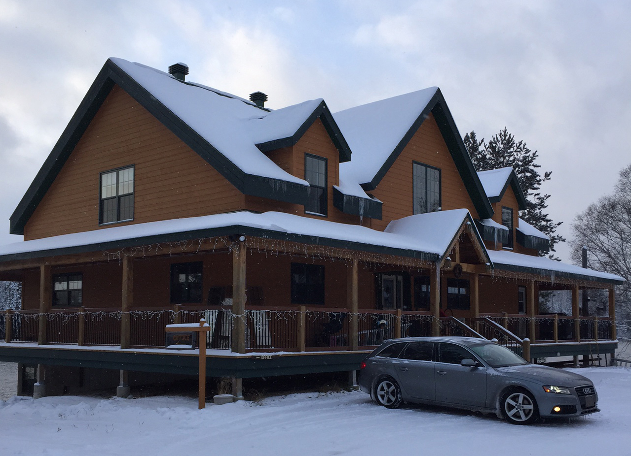 La devanture du Moose Horn Lodge est toute de bois, avec une grande véranda tout autour. 