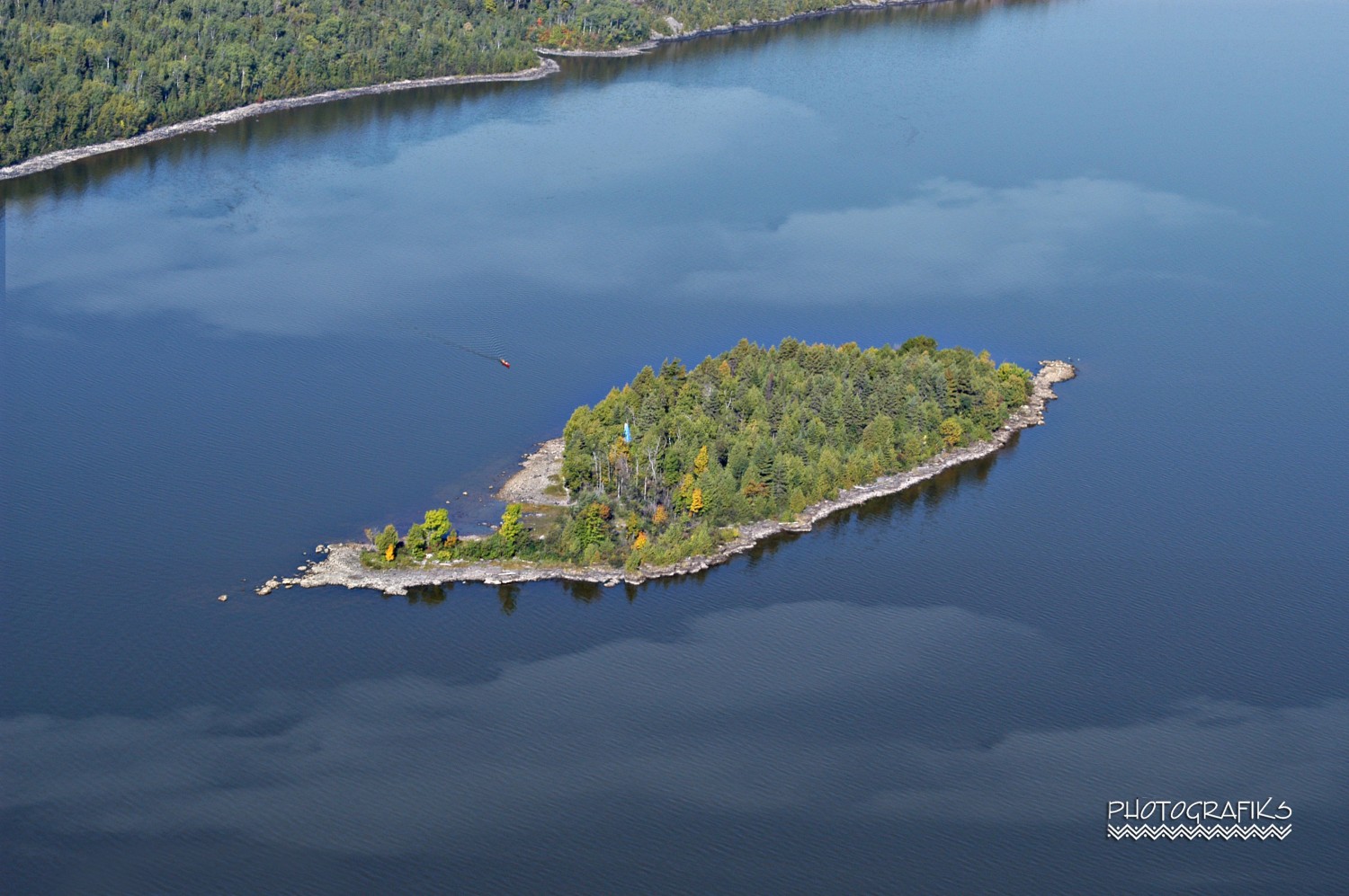 L'île Farr, ou l'île de glamping, est à 8 minutes de ponton de Hailbury, en plein lac Témiskaming.