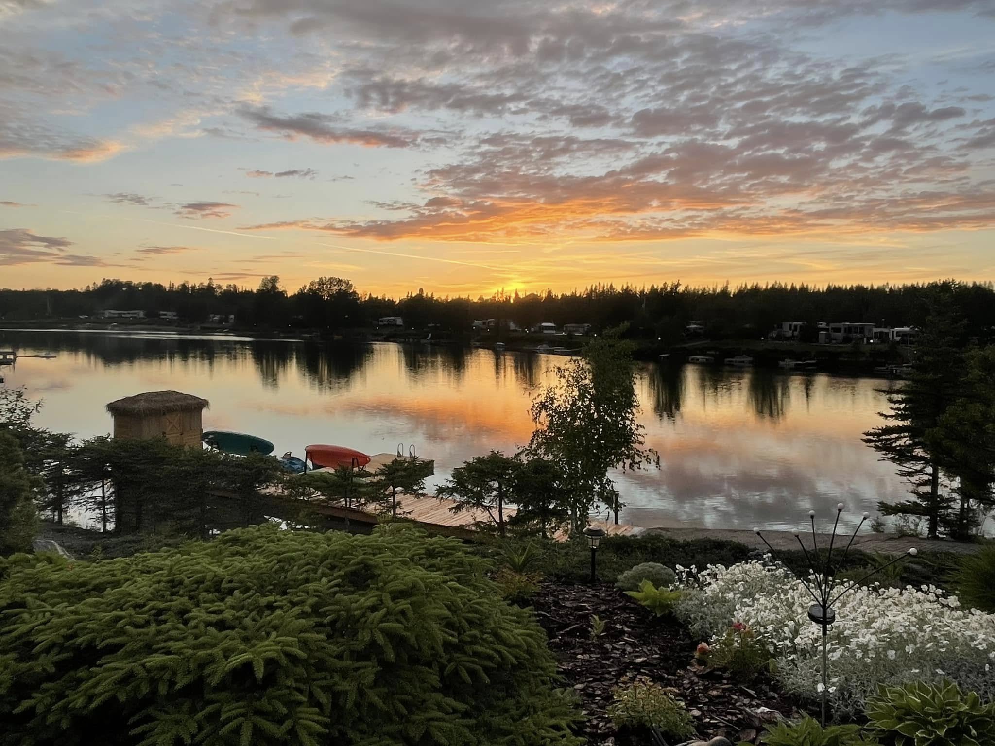 Un quai permet de mettre des kayaks à l'eau.