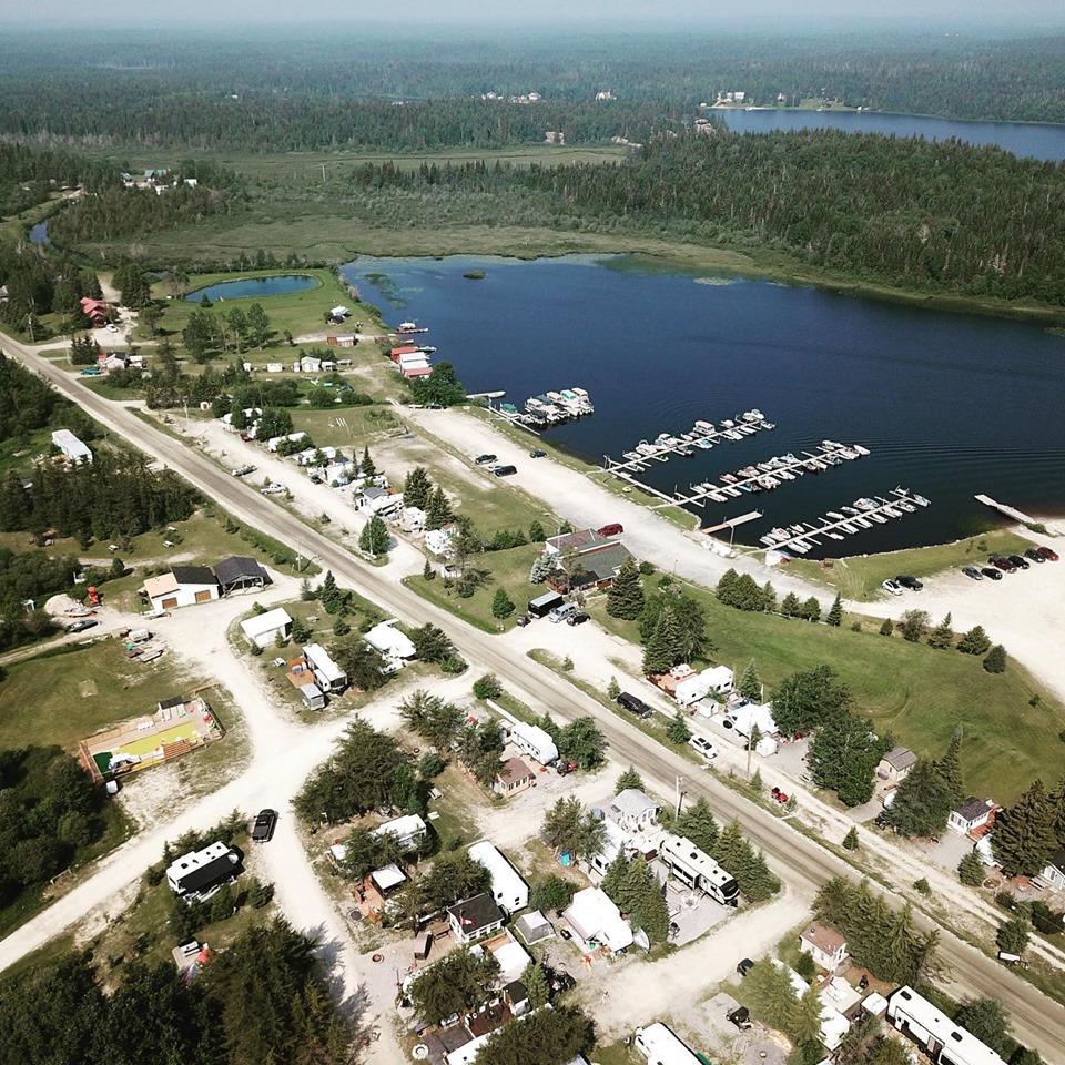 Vue aérienne de chez Veilleux Marina et Camping : on voit bien le camping, la marina et la chaine de lacs.