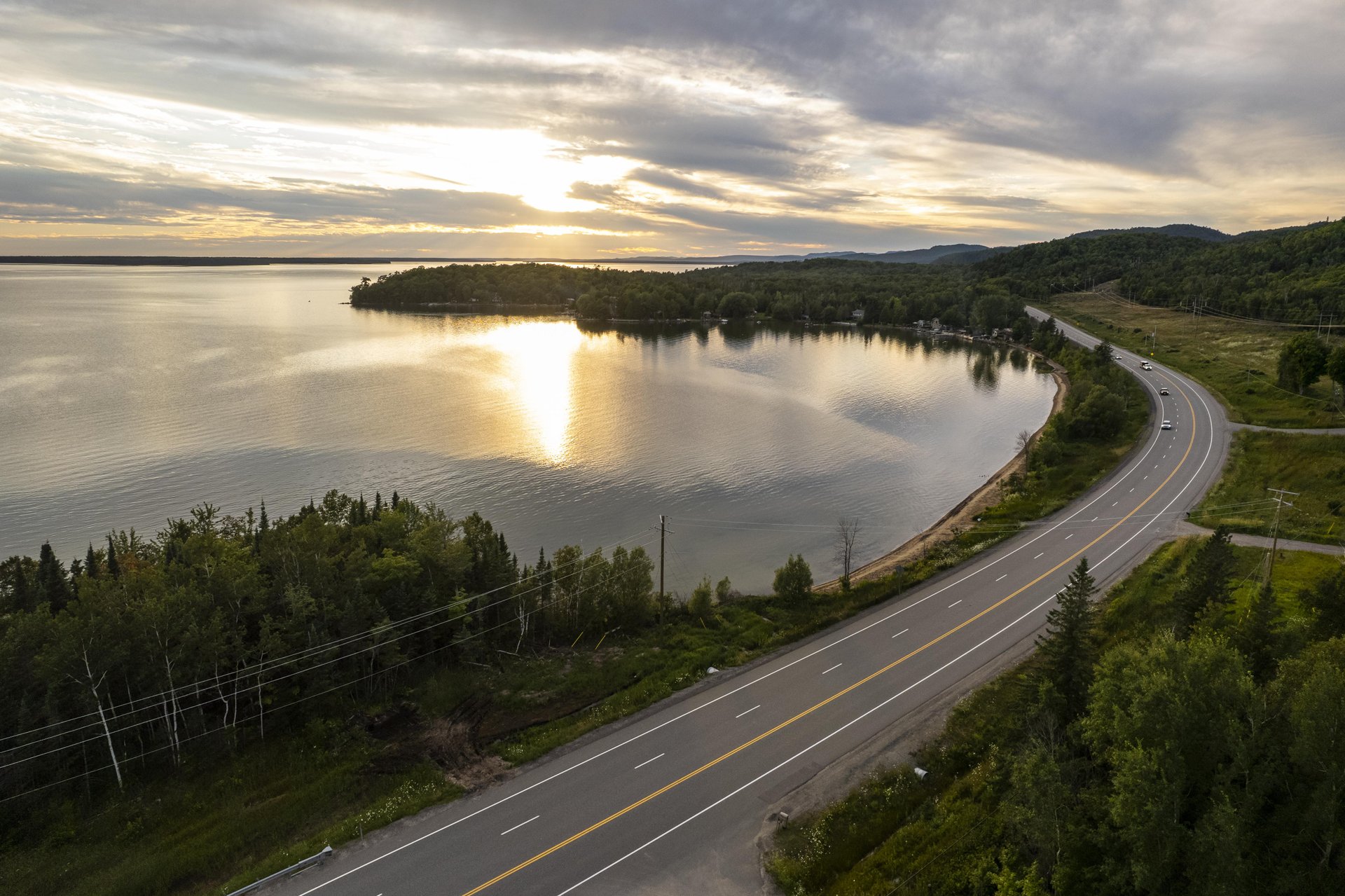 La route 17, à Batchawana Bay, longe le lac Supérieur.