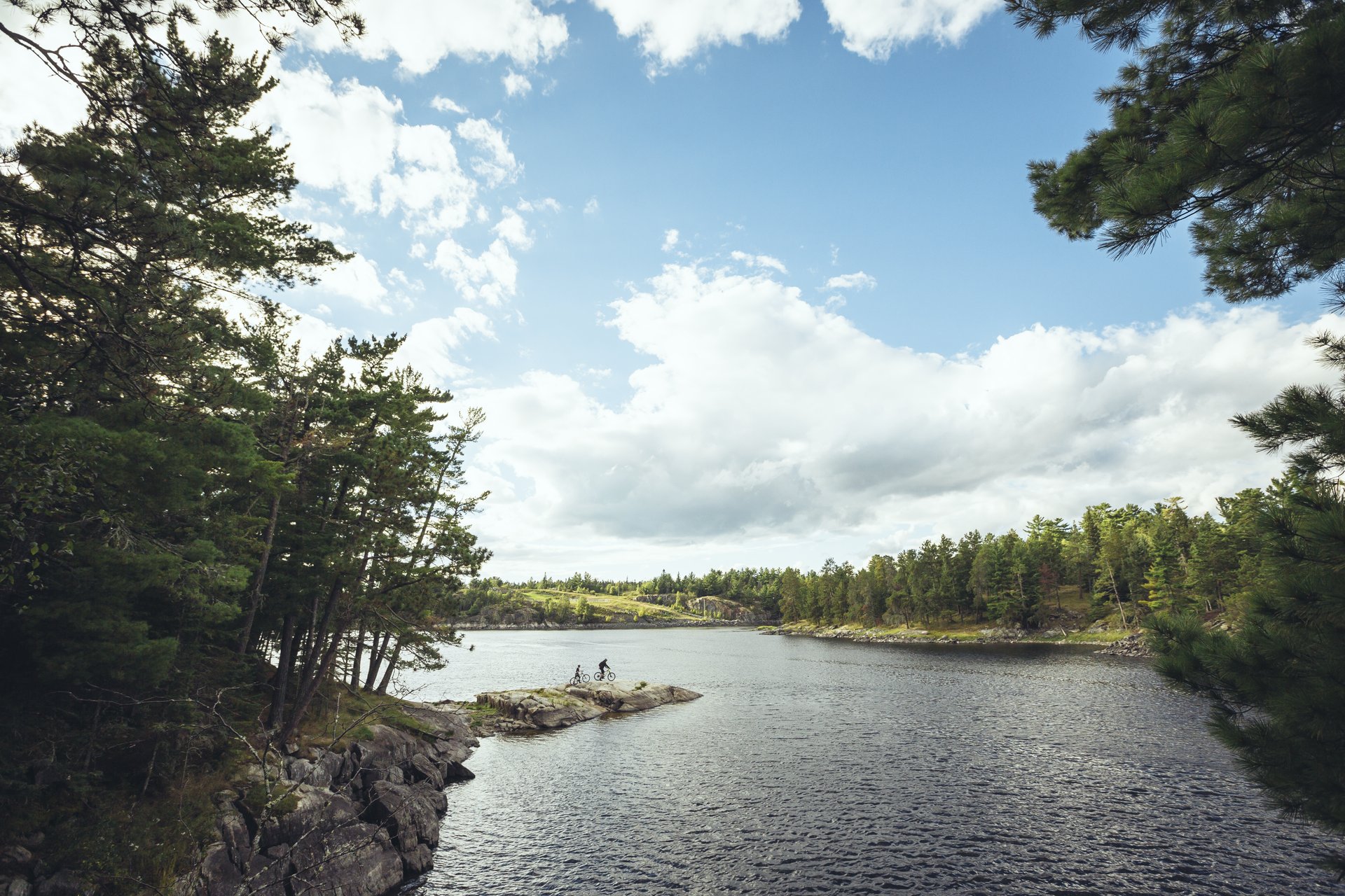 À Kenora, un lac entouré de forêt