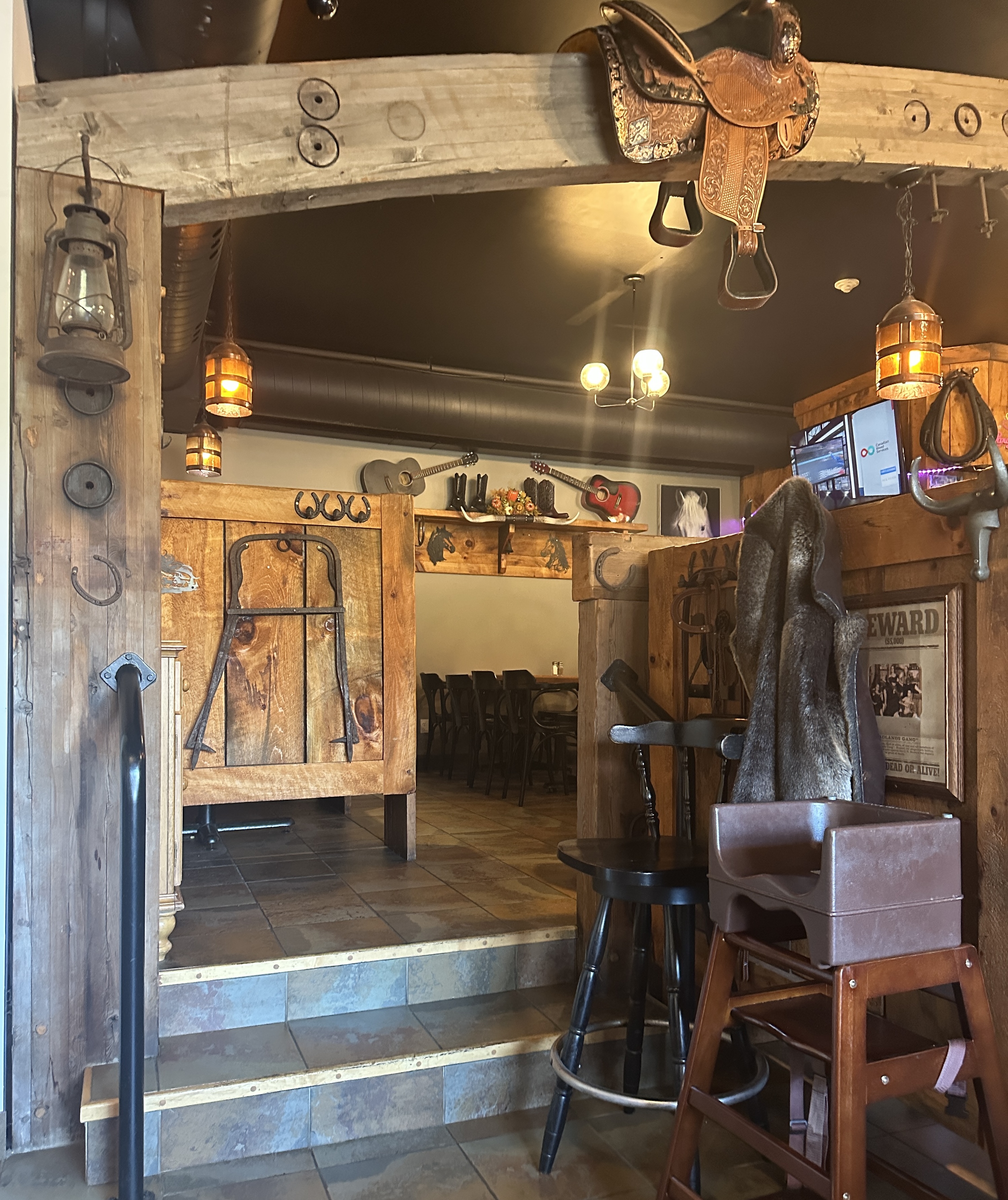 Des selles et des harnais décorent le DeMarco's au thème western rustique.