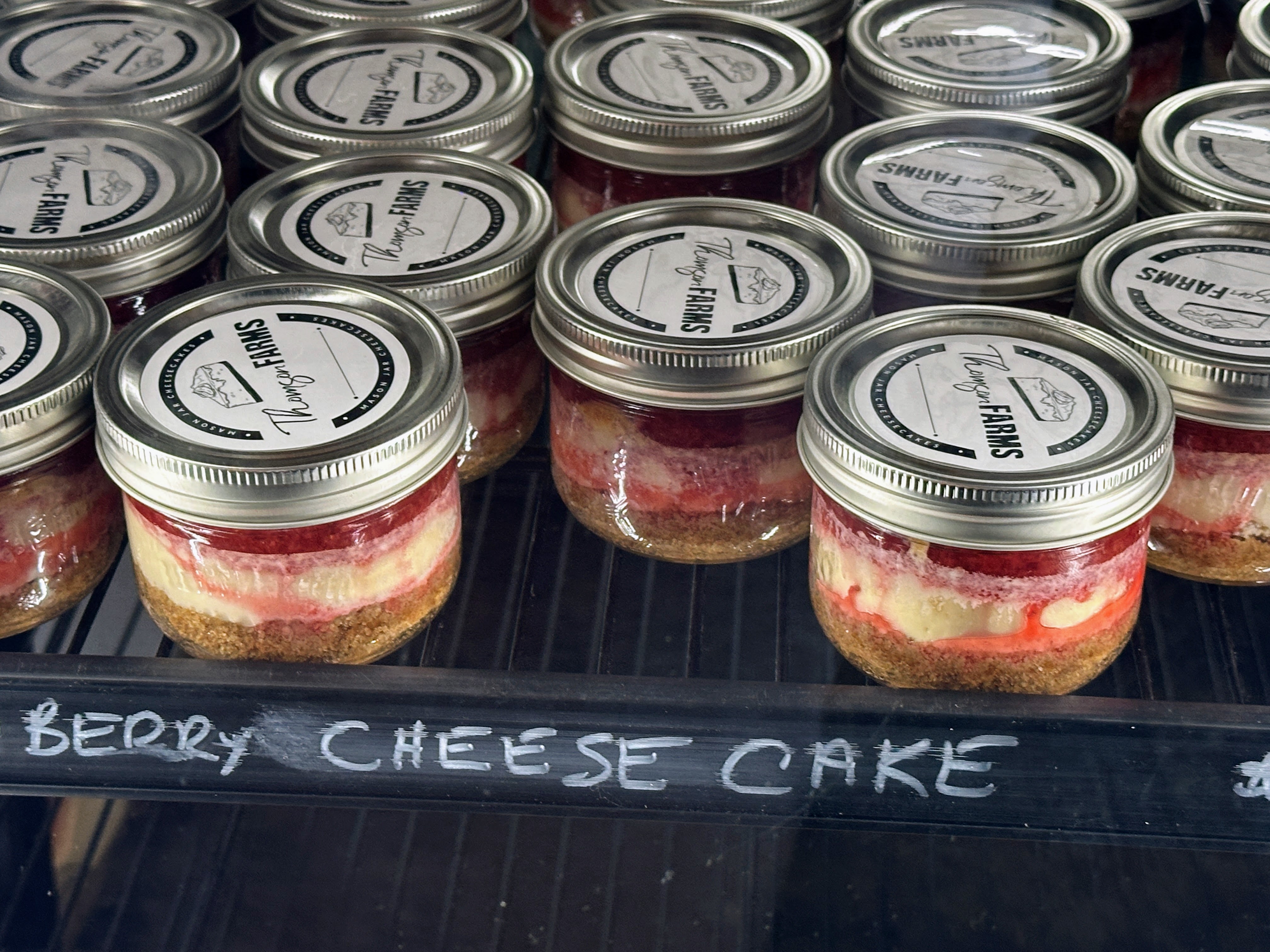 portions individuelles de gâteau au fromage emballées dans des pots de confiture chez Thompson Farms.