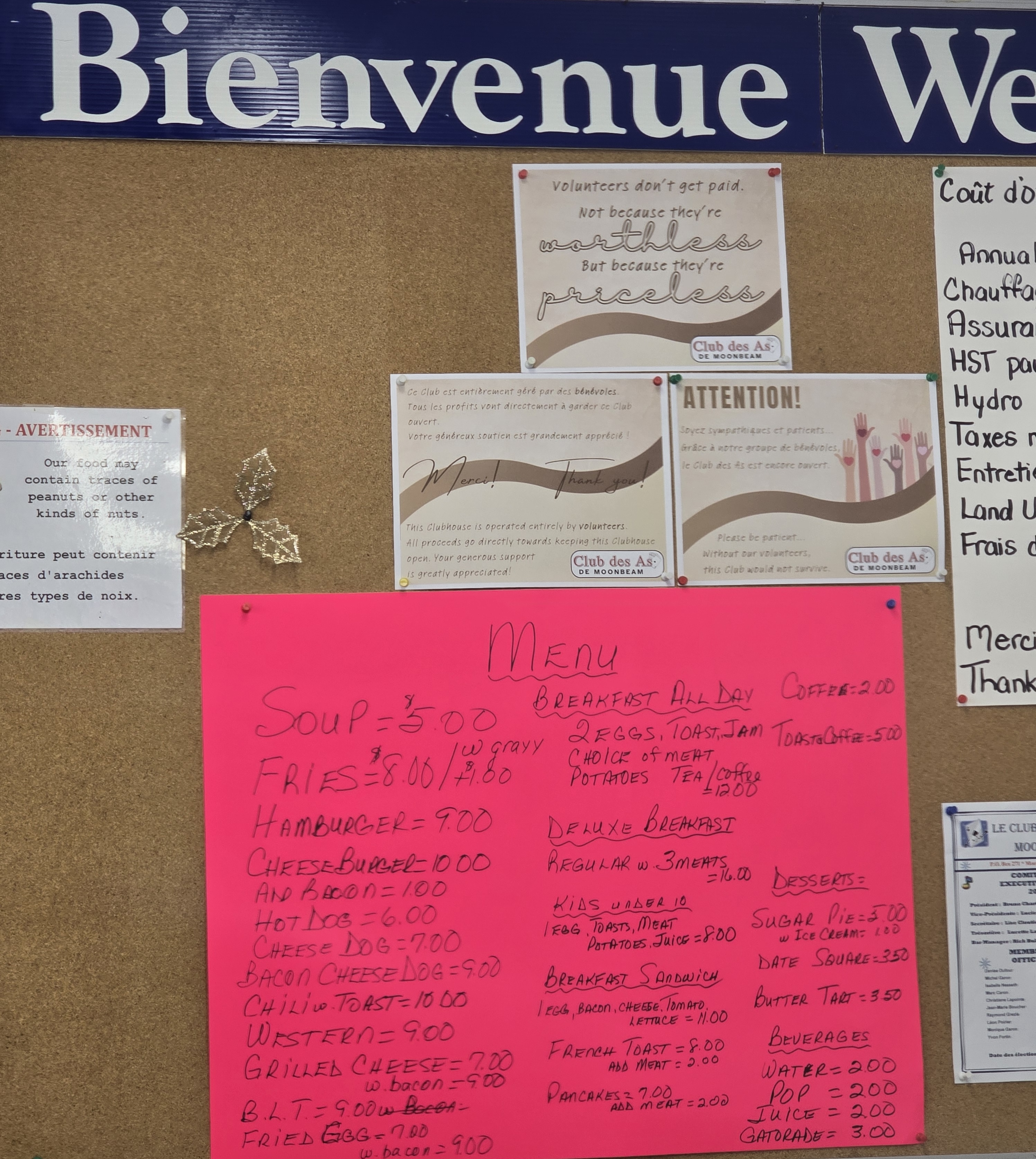 Le babillard du Club de As à Moonbeam présente le menu manuscrit du repas qui y est servi.