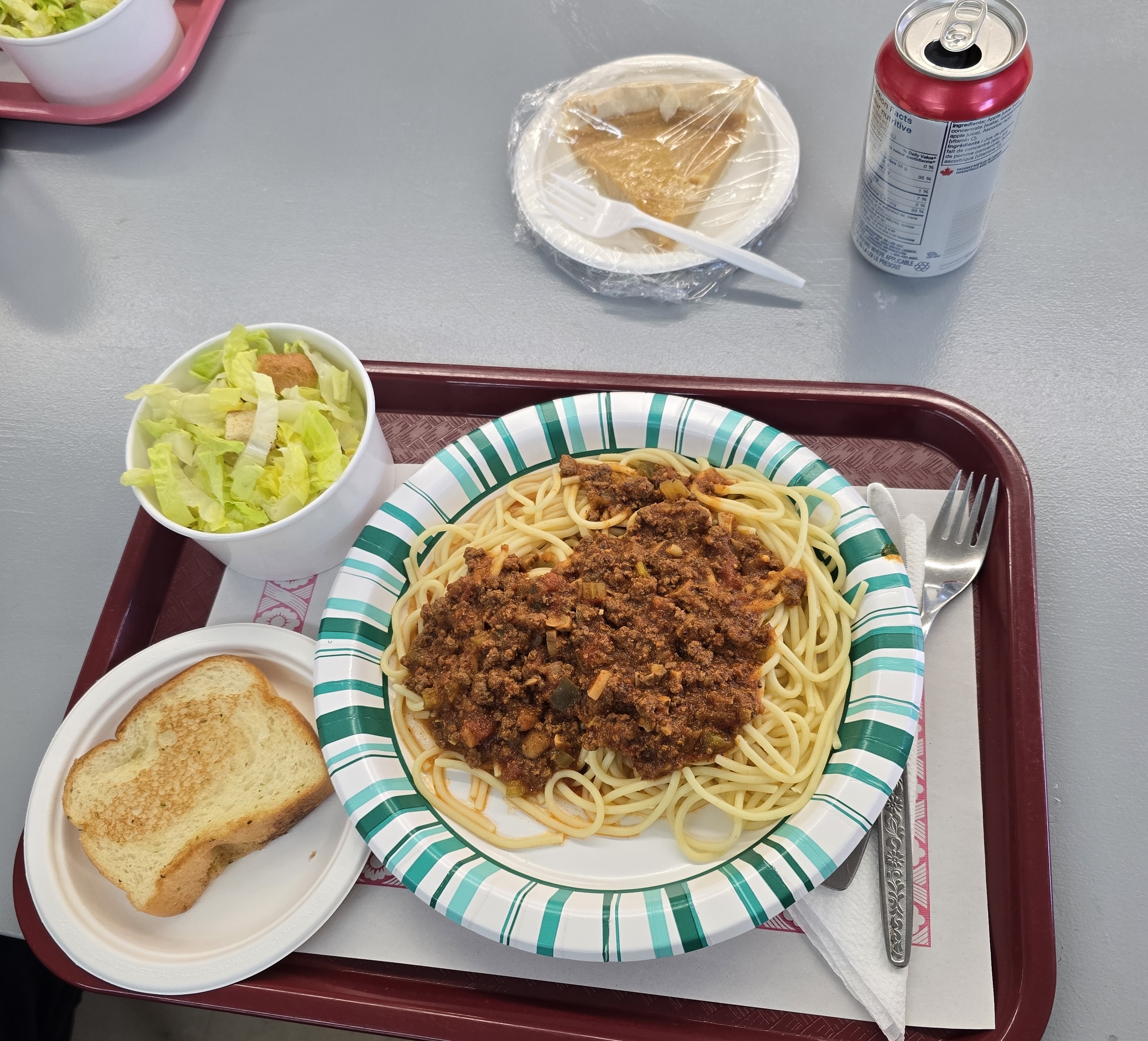Un plat de spaghettis accompagné de pain à l'ail, servi au Club de As à Moonbeam, en Ontario.