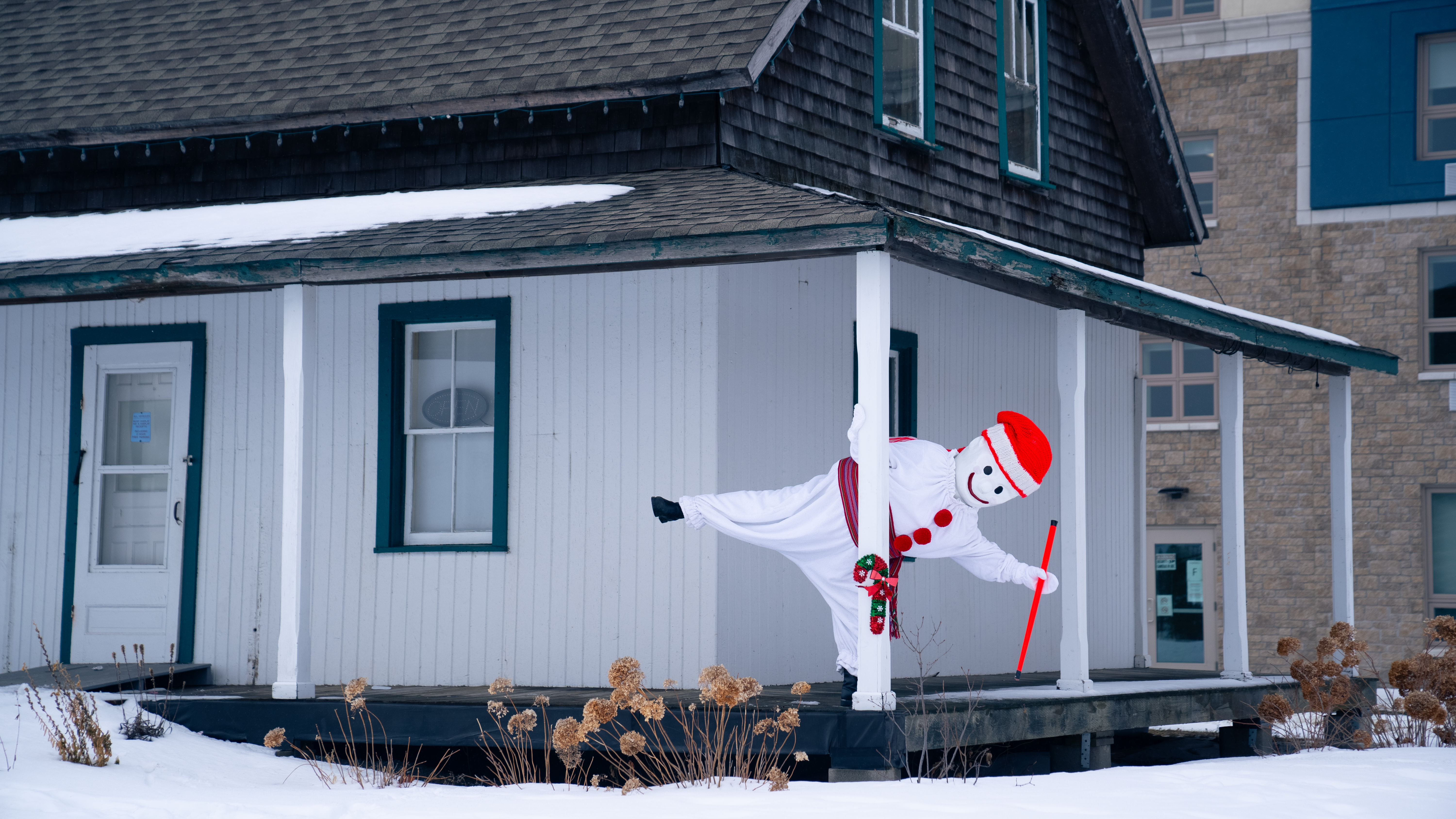 Bonhomme fait des courbettes sur la véranda de la maison natale des quintuplées Dionne, à North Bay.