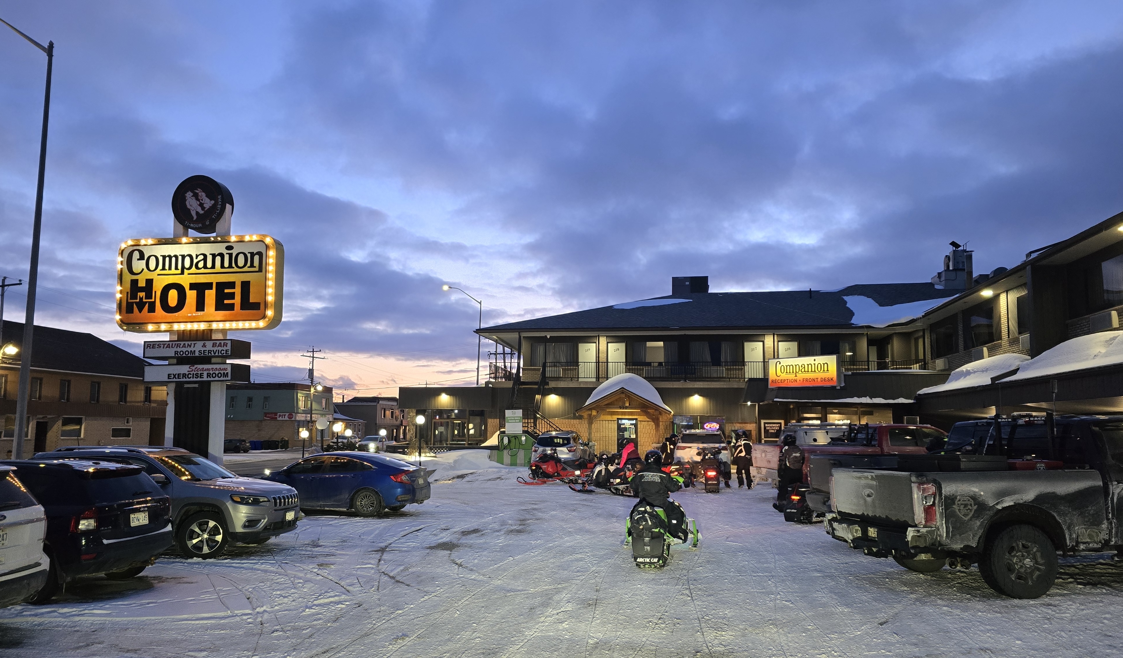 Le motel Companion, en fin de journée. Les motoneiges sont nomnbreuses à la porte.