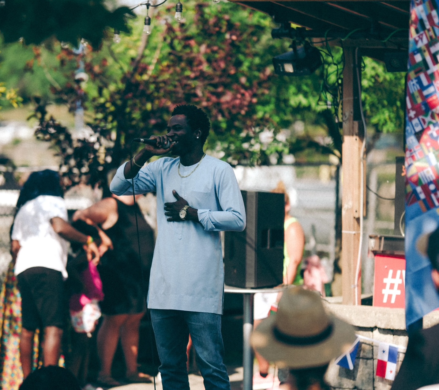 Un homme annonce joyeusement à la foule lors du festival afro-caribéen de North Bay.