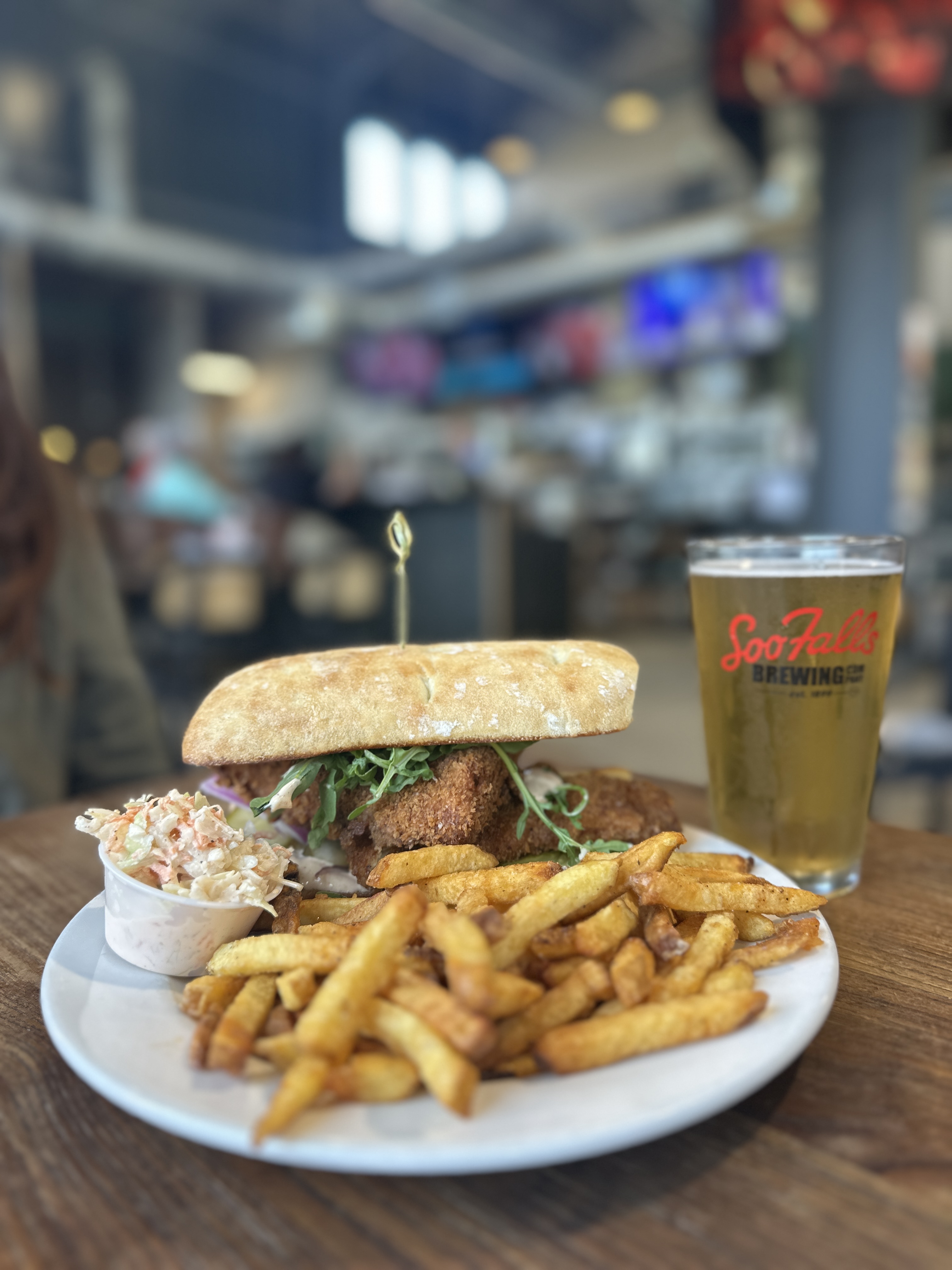Un burger et des frites, accompagnés d'une bière