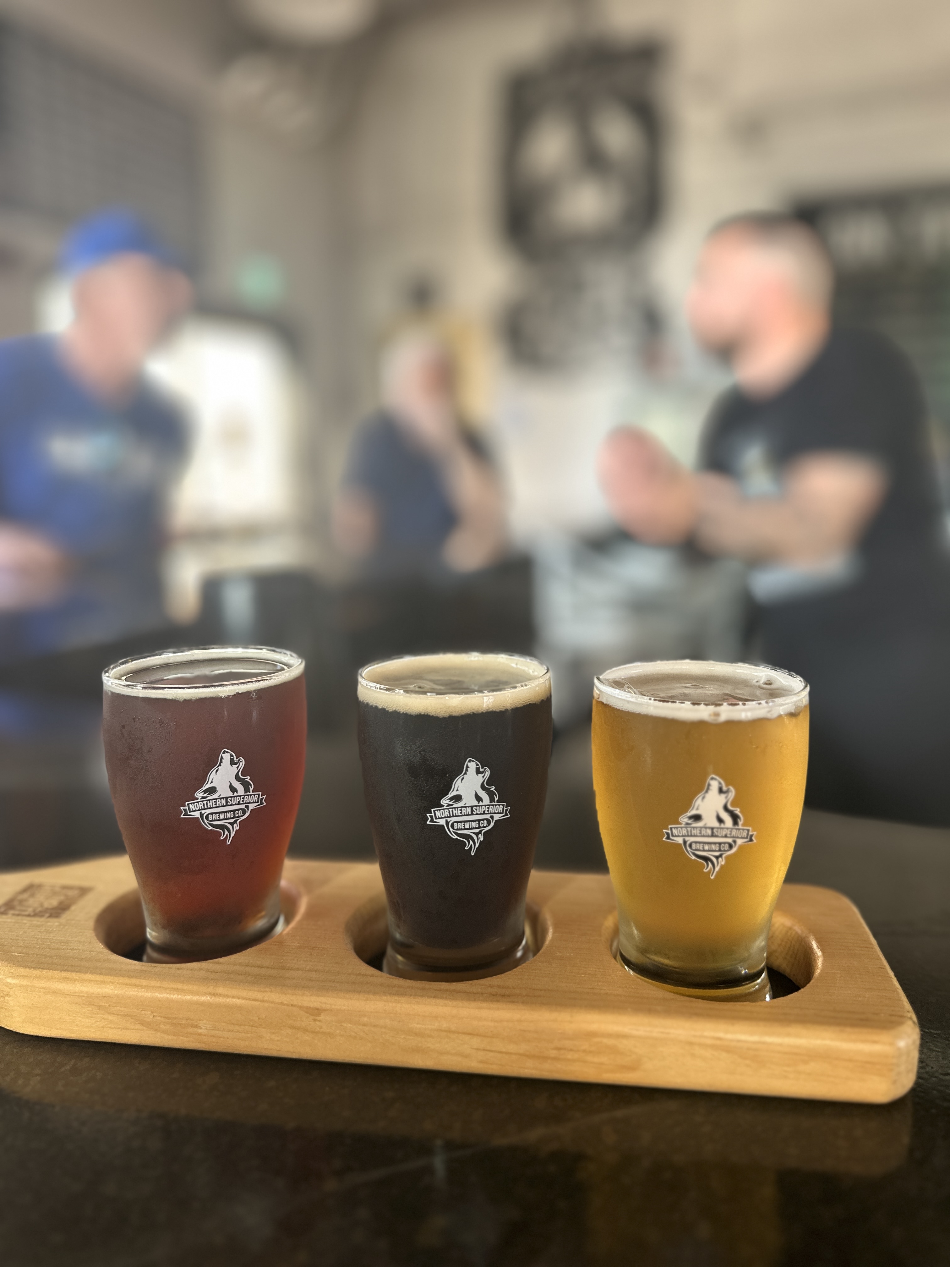 Trois petits verres de bières pour la dégustation dans une brasserie.