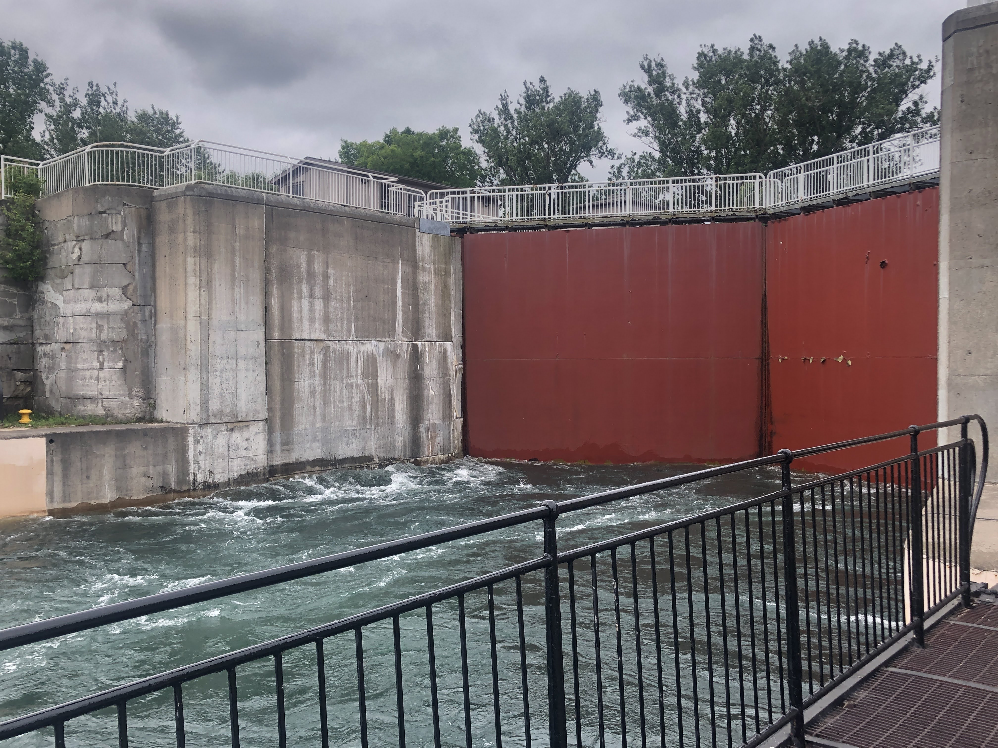 Les portes rouges des écluses de la rivière Sainte-Marie sont fermées.