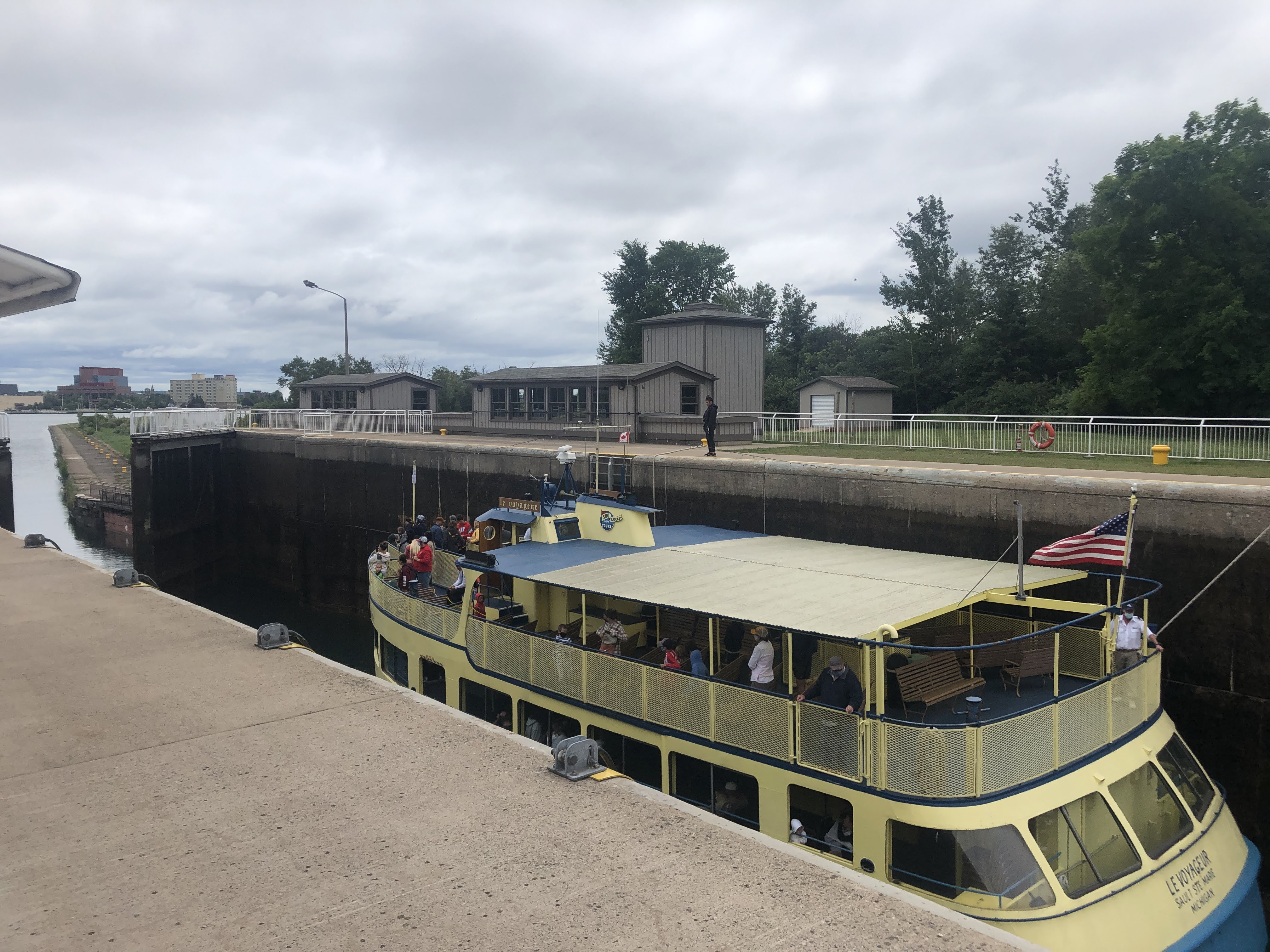 Un bateau est amarré à une écluse.
