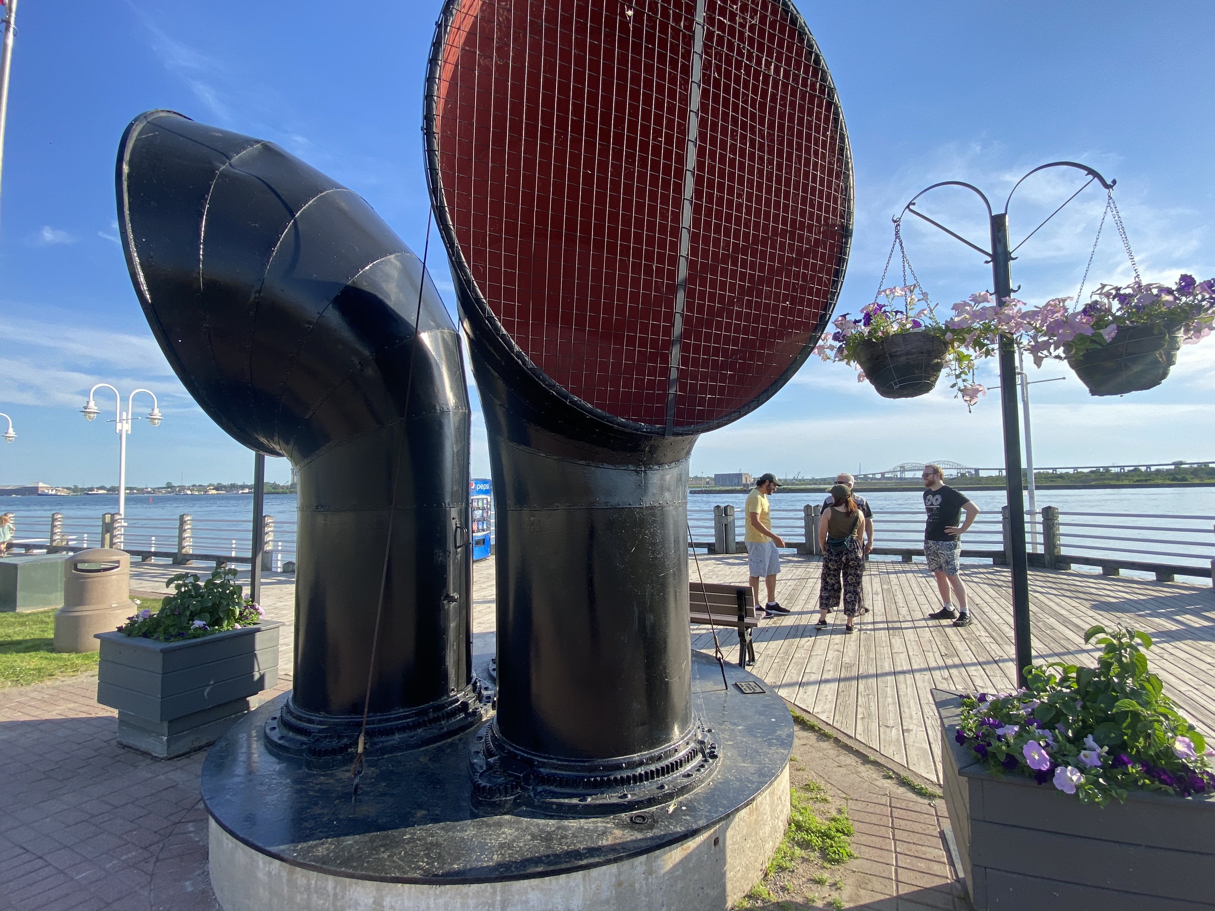 Oeuvre de Michael Burtch et Chris Tossell, on dirait deux haut parleurs géants.