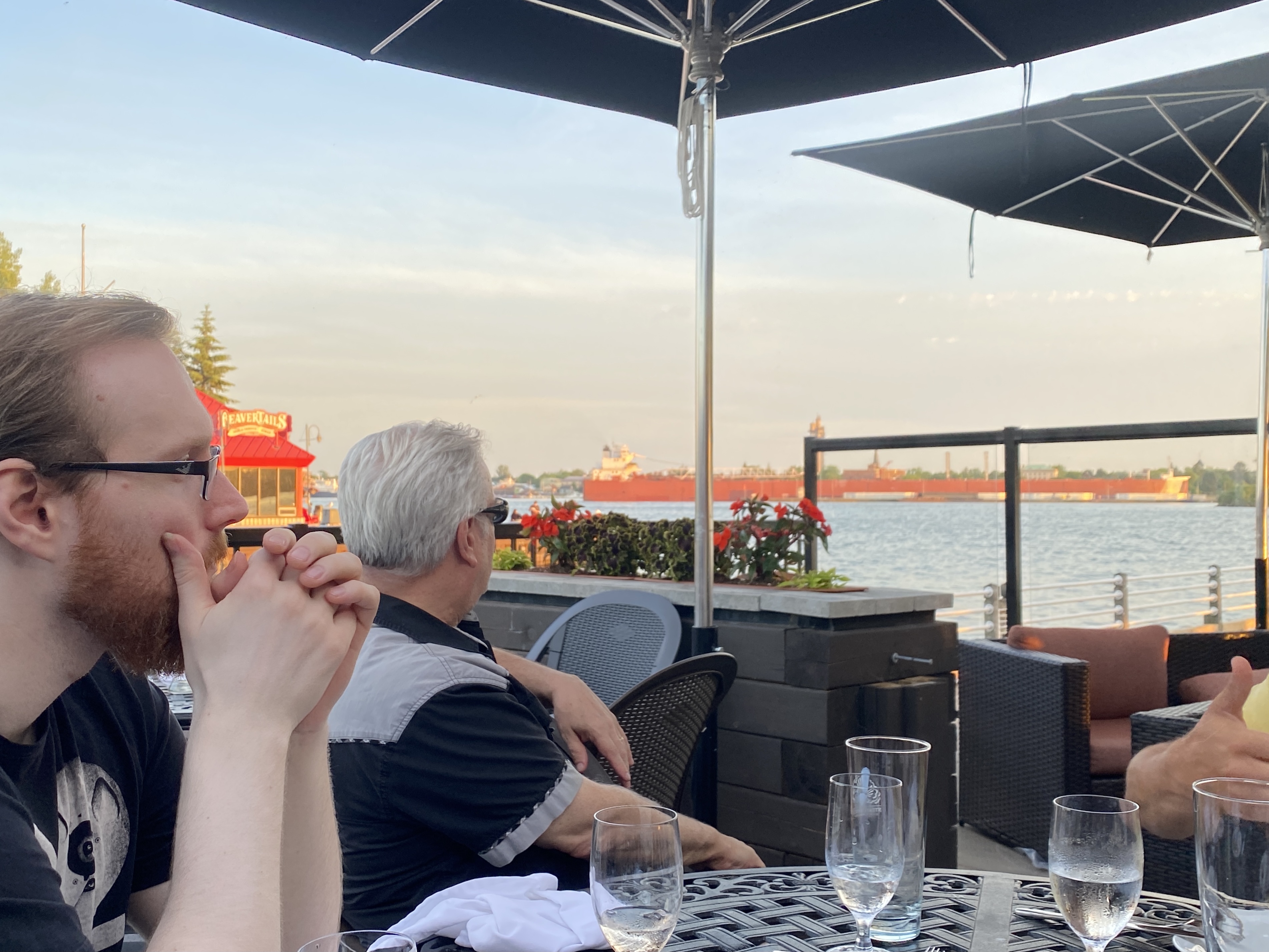 Une famille est à table sur une terrasse près de la rivière Sainte-Marie.