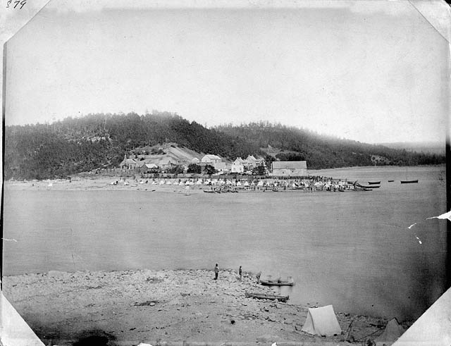 Une photo de 1887 montre le Fort Témiscamingue, entouré de canots, à partir des rives ontariennes.