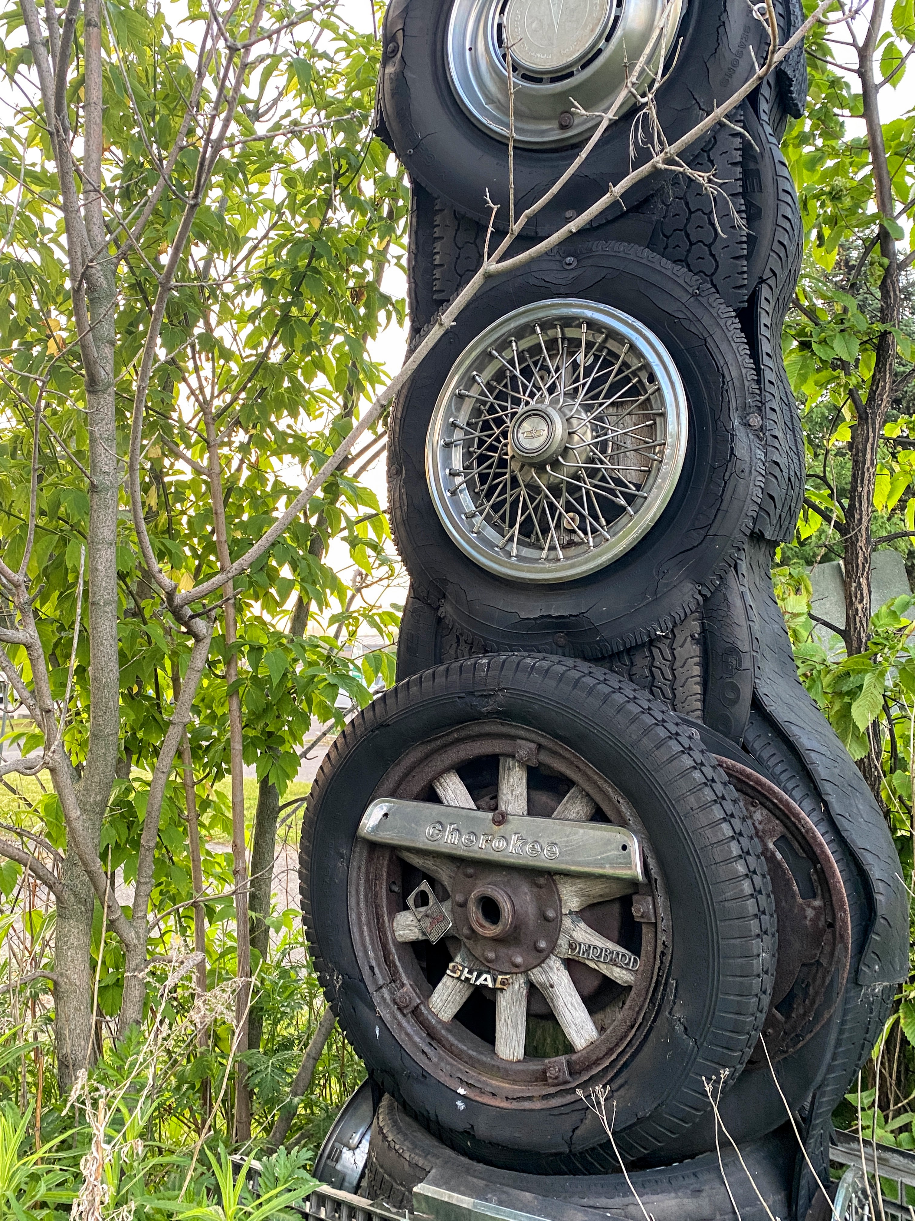 William Morin a créé une oeuvre faite de vieux pneus.