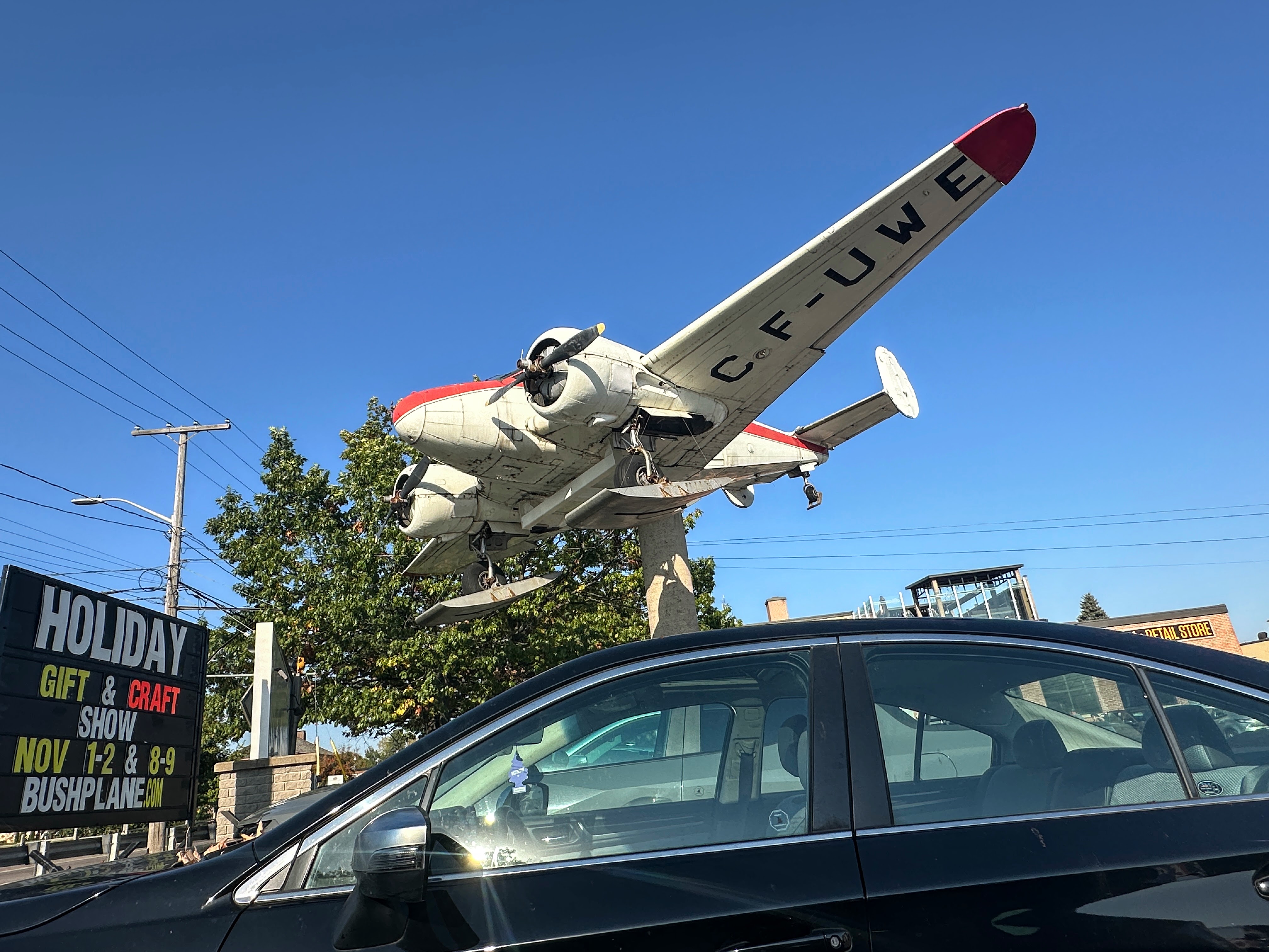 Un avion est exposé devant le musée de l'aviation de brousse