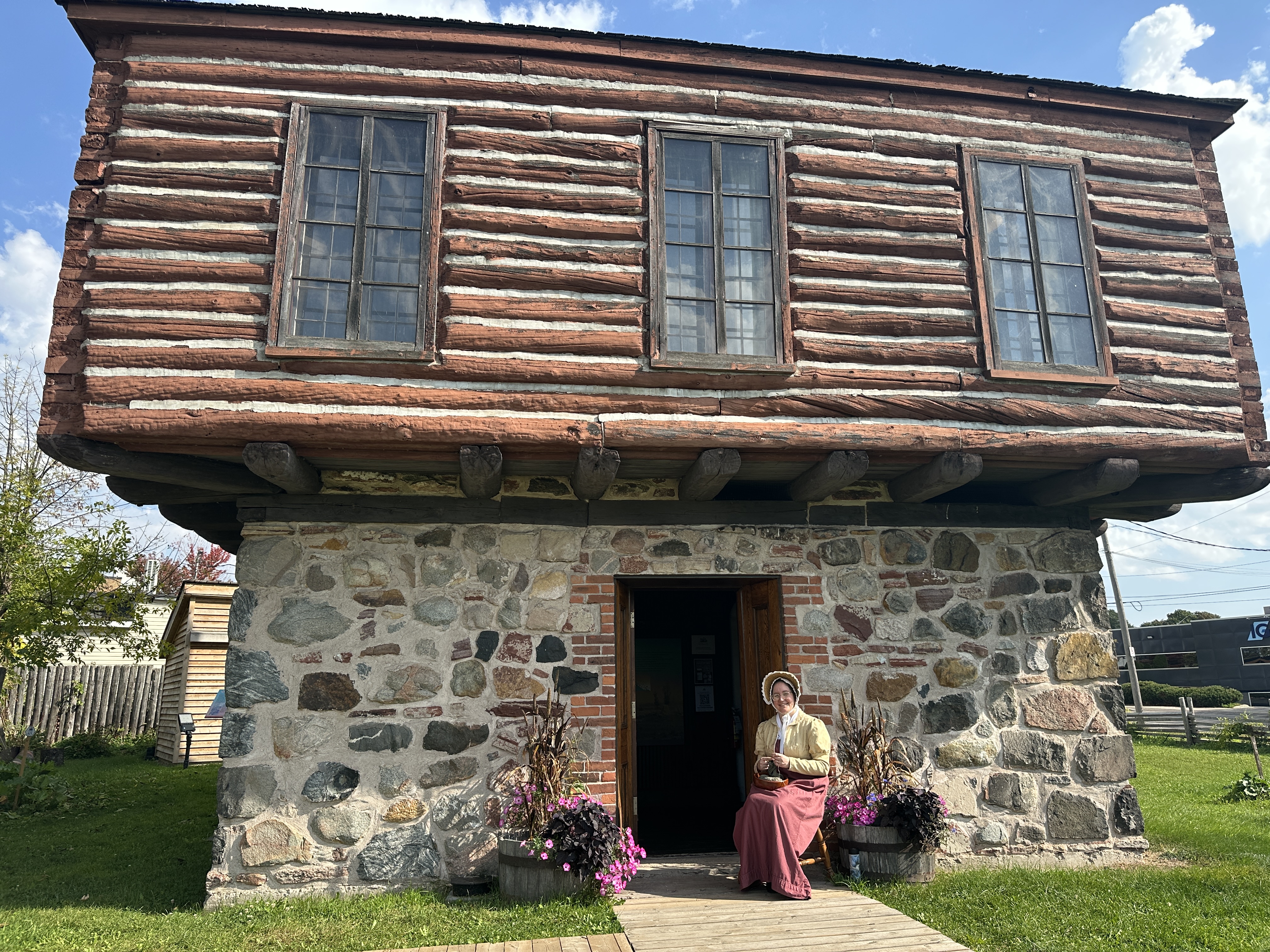 Le Blockhouse présente une fondation de pierres, coiffée d'un bâtiment de bois, plus large.