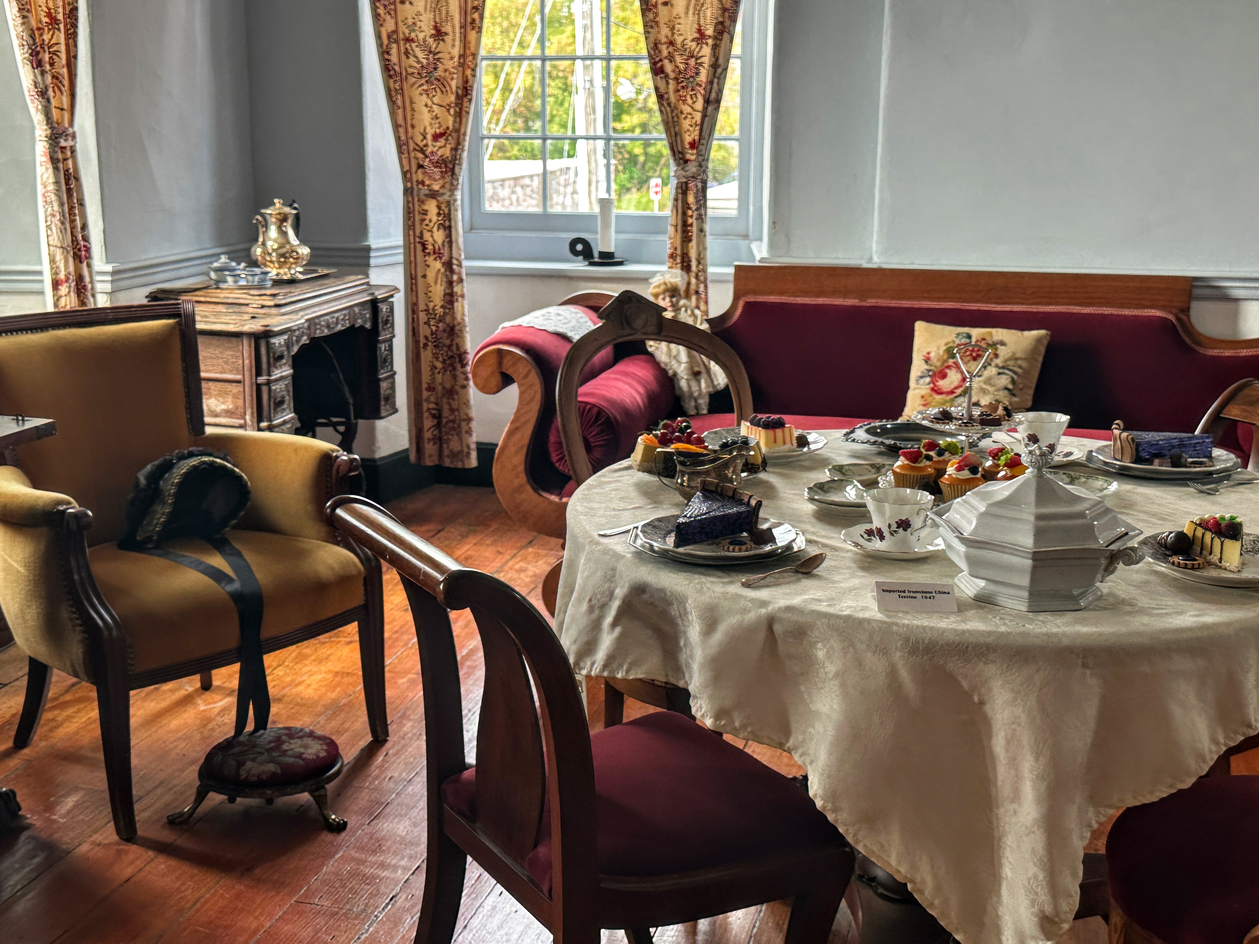 L'intérieur de la maison Ermatinger-Clergue, avec une table et le thé.