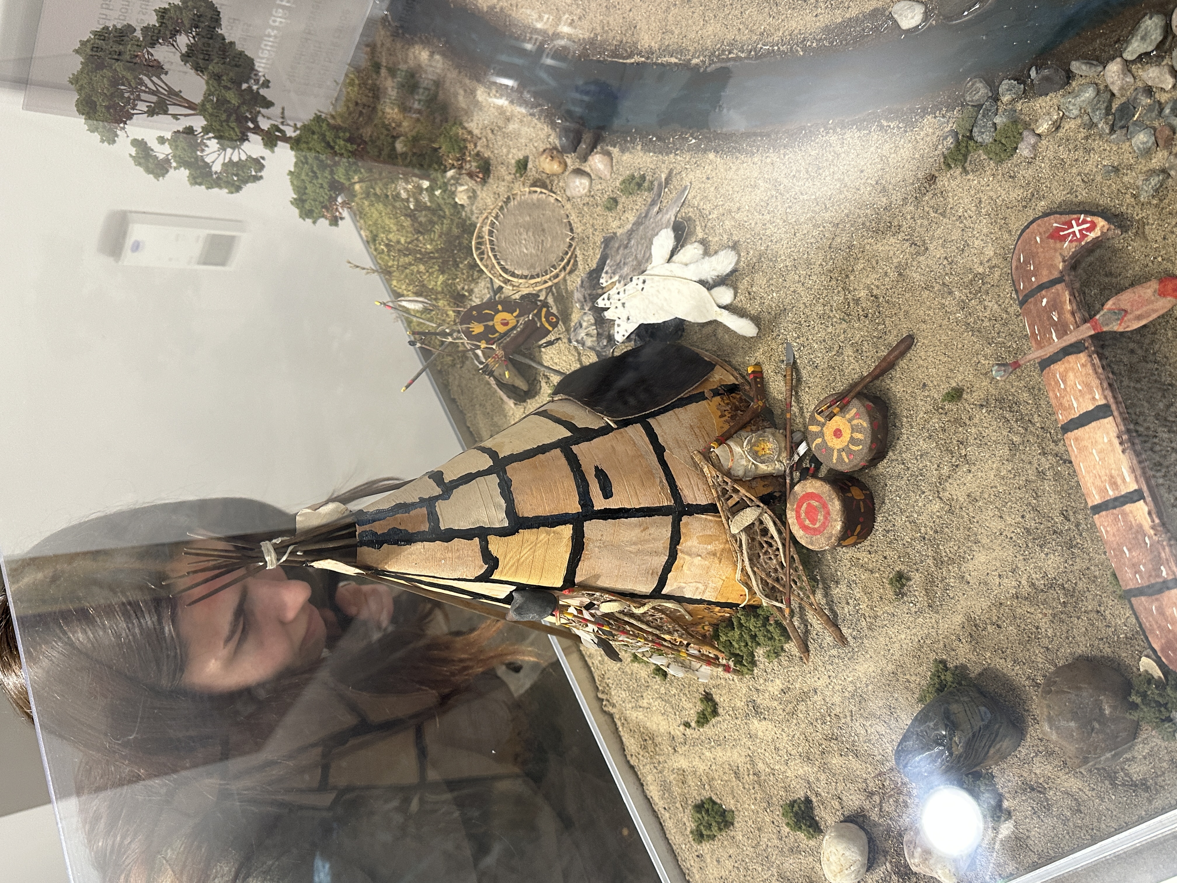 Un présentoir rappelle la présence millénaire des autochtones.