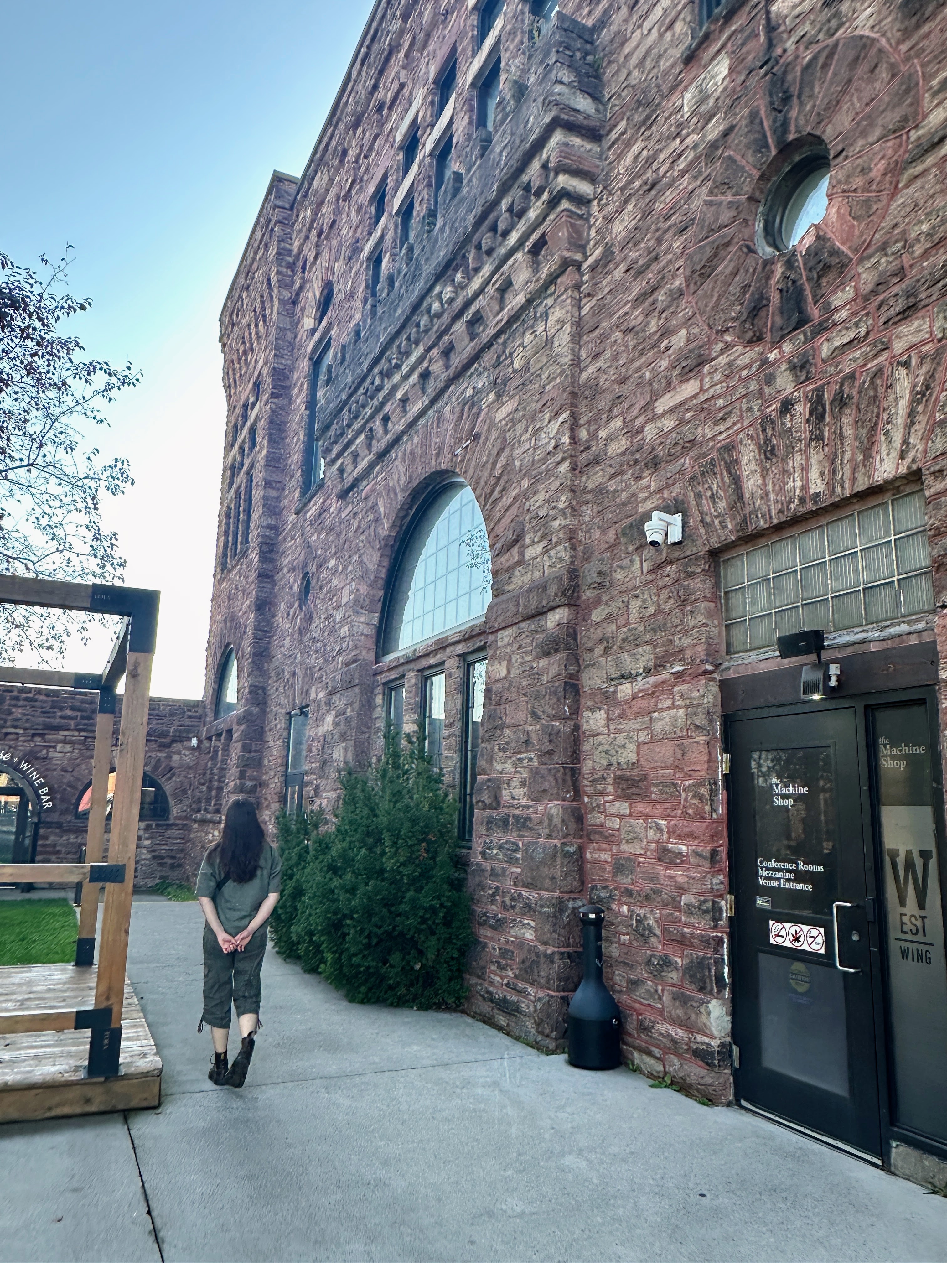 Devant l'édifice tout en briques de Canal District