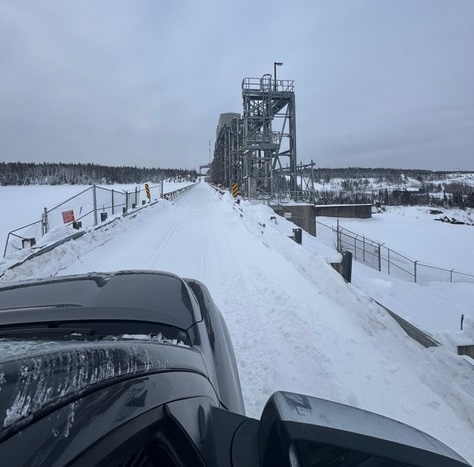 Une motoneige traverse un barrage hydroélectrique