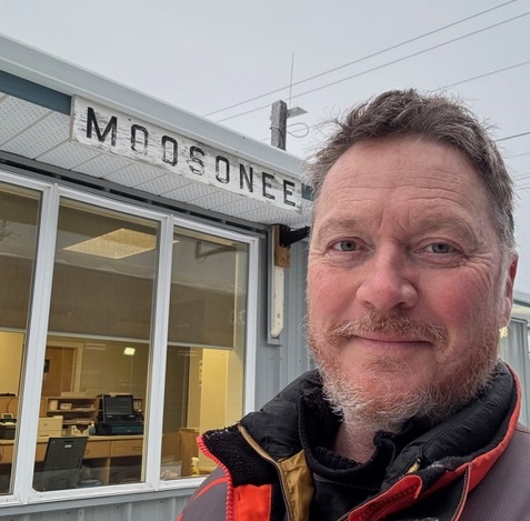 L'auteur prend un selfie devant la gare de Moosonee.