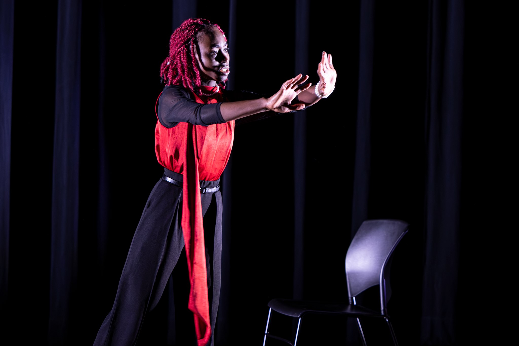 Woman performing at Théâtre du Nouvel-Ontario