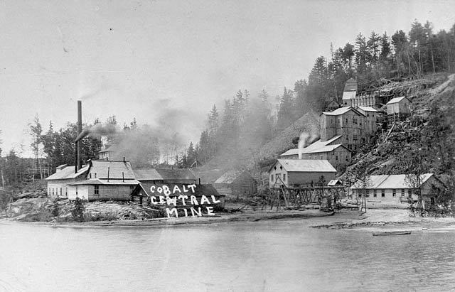 Photo prise en 1908 des rives du lac. De l'autre côté, on voit une petite usine et des galeries d'où l'on extrait de l'argent.