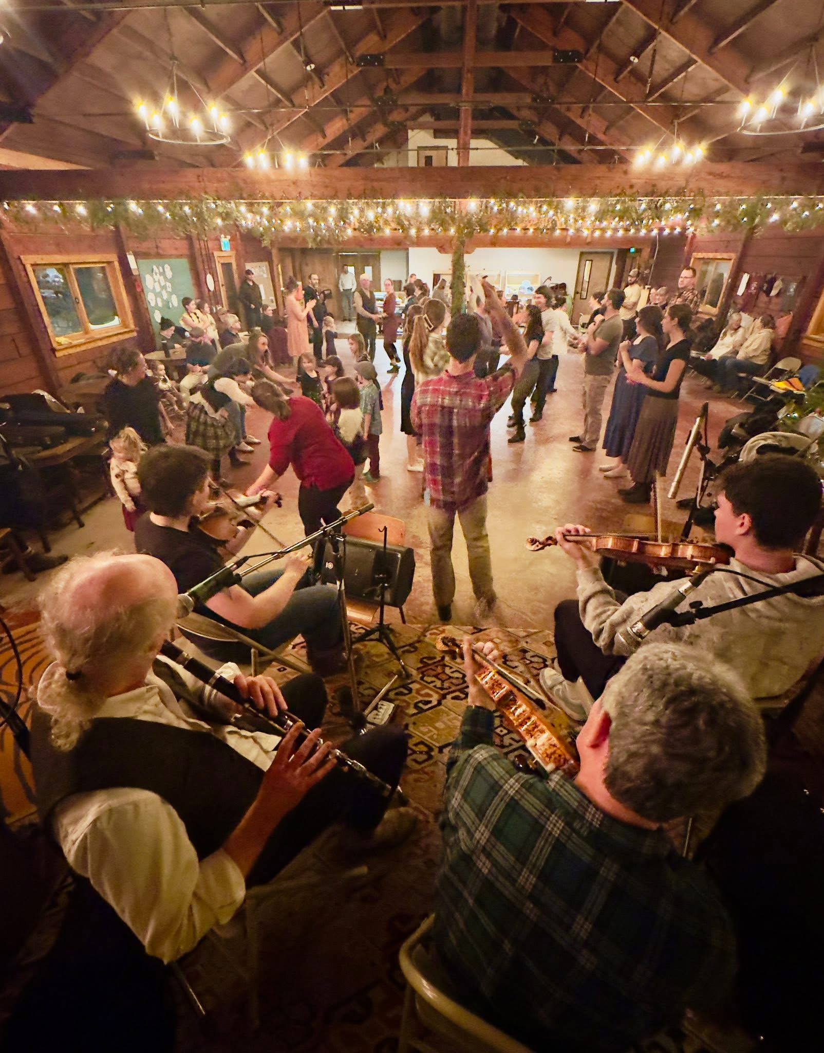 On s'initie à la danse carrée.