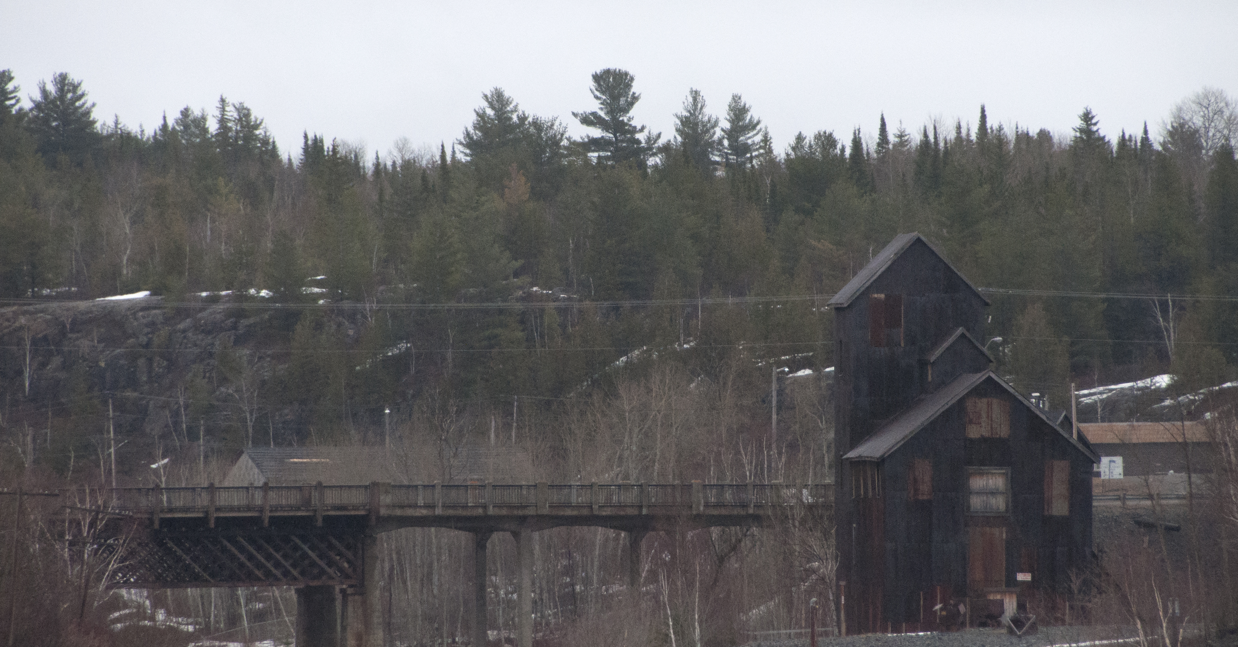 Un chevalement, aux fenêtres barricadées