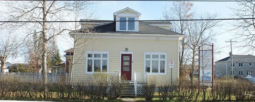 De la rue, on voit la devanture de la plus vieille maison de Hearst, qui héberge aujourd'hui le musée d'histoire locale.