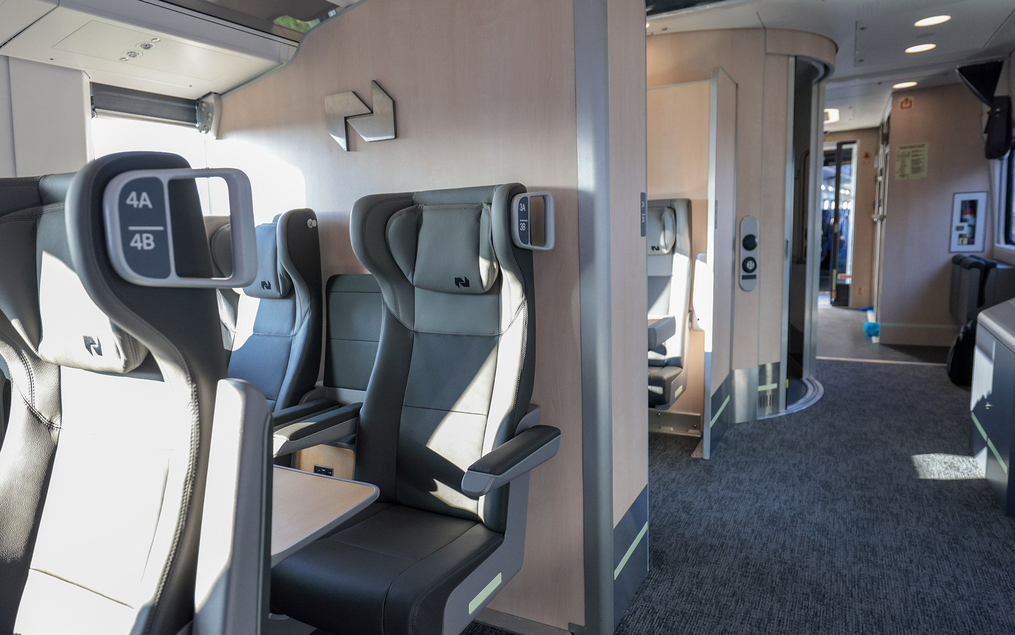 On aperçoit l'intérieur du train Northlander, spacieux.