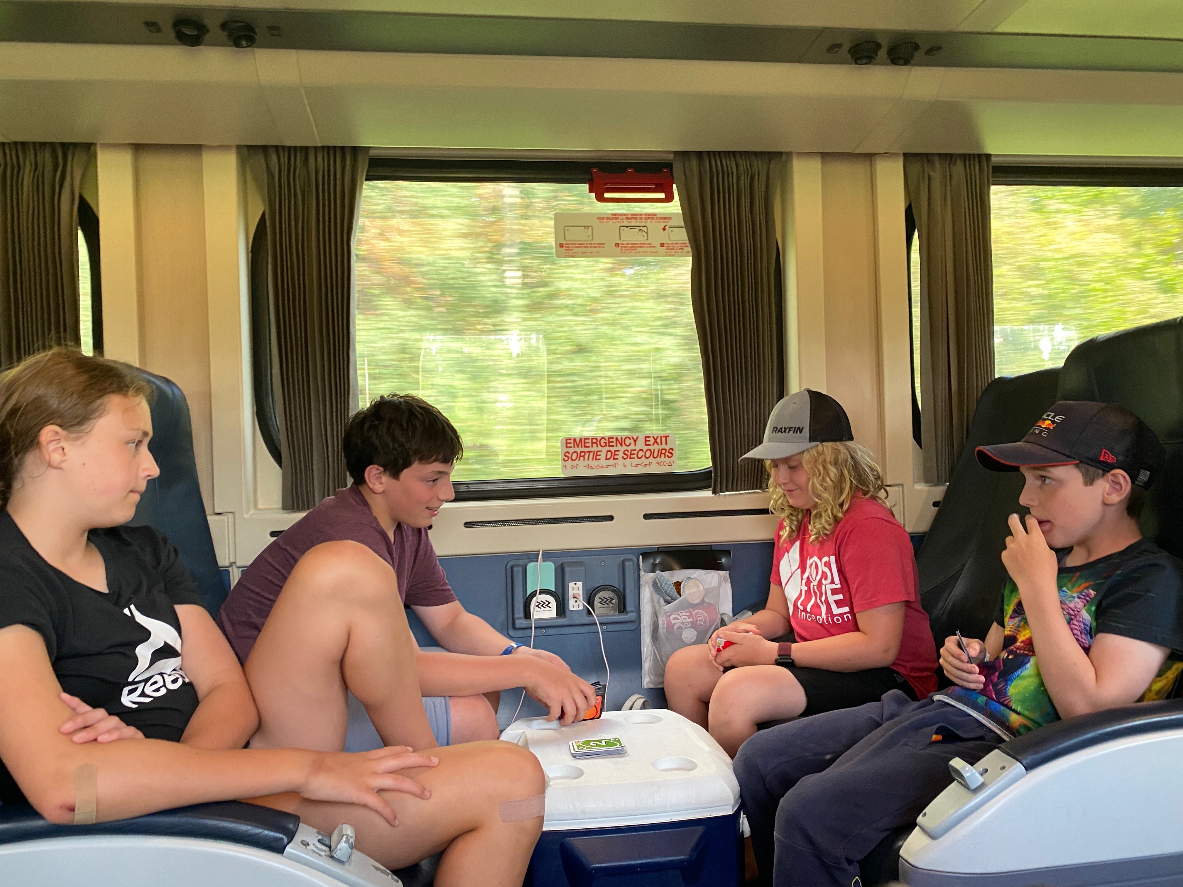 Quatre enfants jouent à bord du Polar Bear Express.