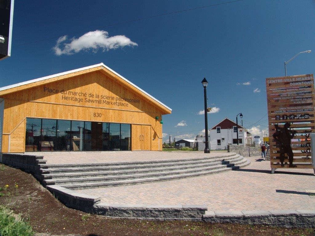 La scierie patrimoniale, vu de l'extérieur. ON voit le devant du bâtiment, avec un espace ouvert pour la tenue d'événements publics.