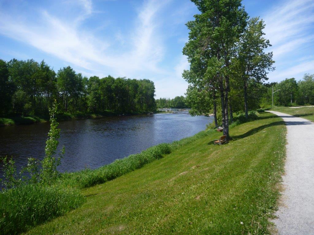 La rivière Mattawishkwia traverse Hearst. Un sentier riverain est aménagé