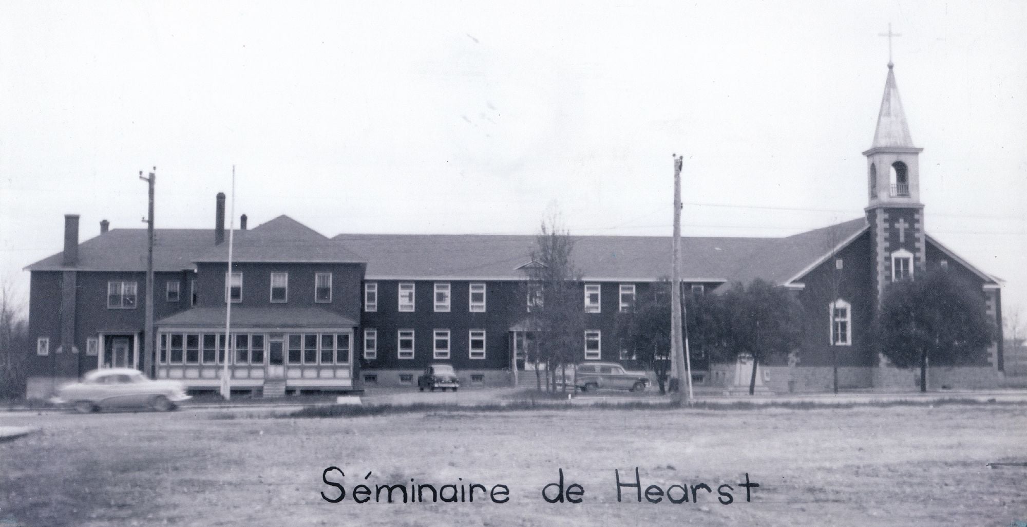Une photo en noir et blanc révèle l'ancien presbytère et séminaire de Hearst