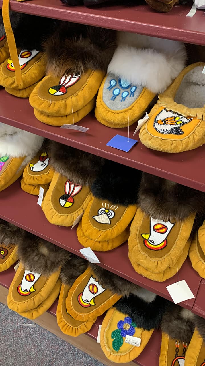 Des rangées de magnifiques mocassins perlés à la main à Treasure House of Red Lake.