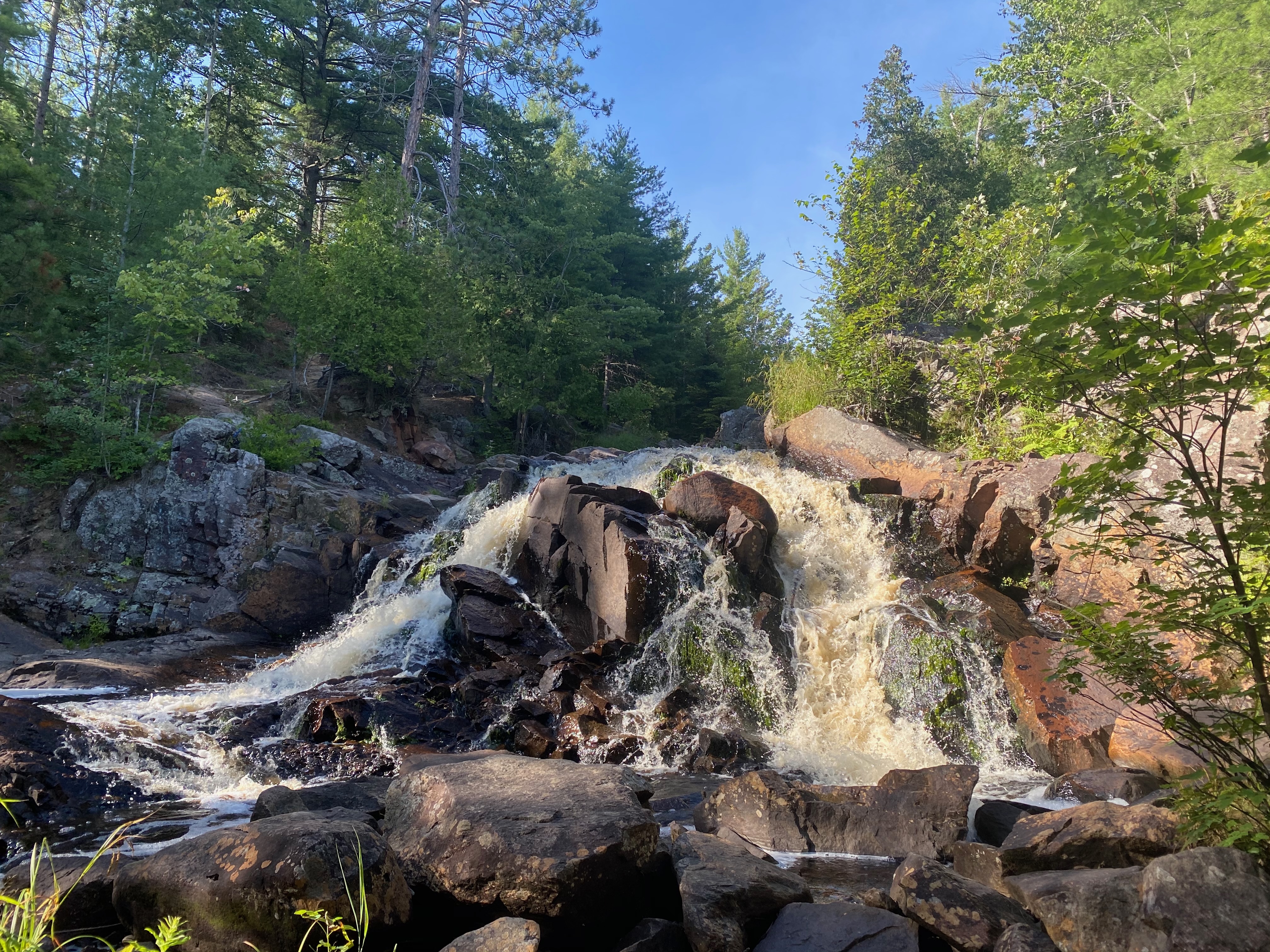 Les chutes Duchesnay sont peu hautes, mais larges, en pleine forêt.