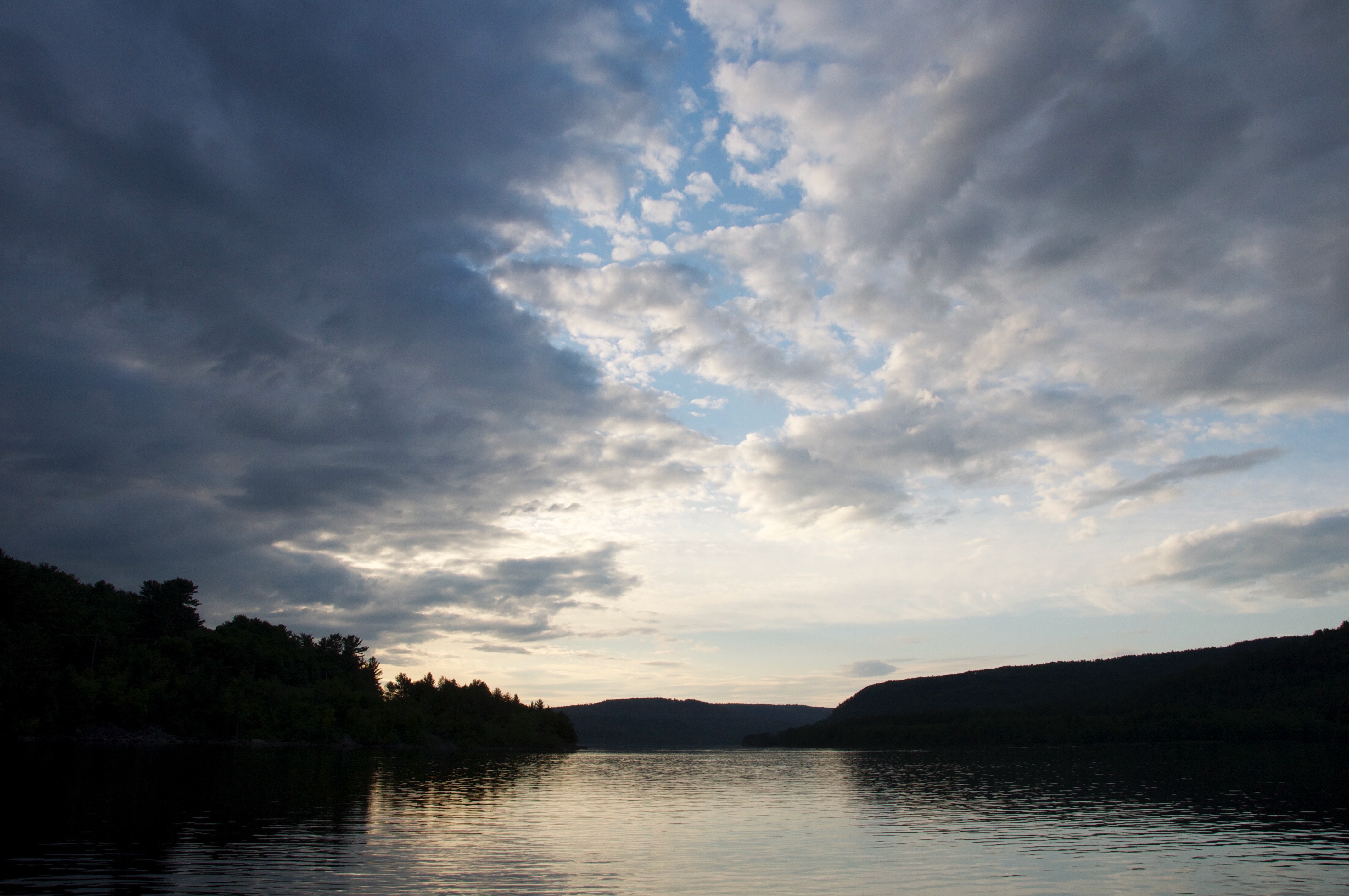La rivière des Outaouais, à la brunante.