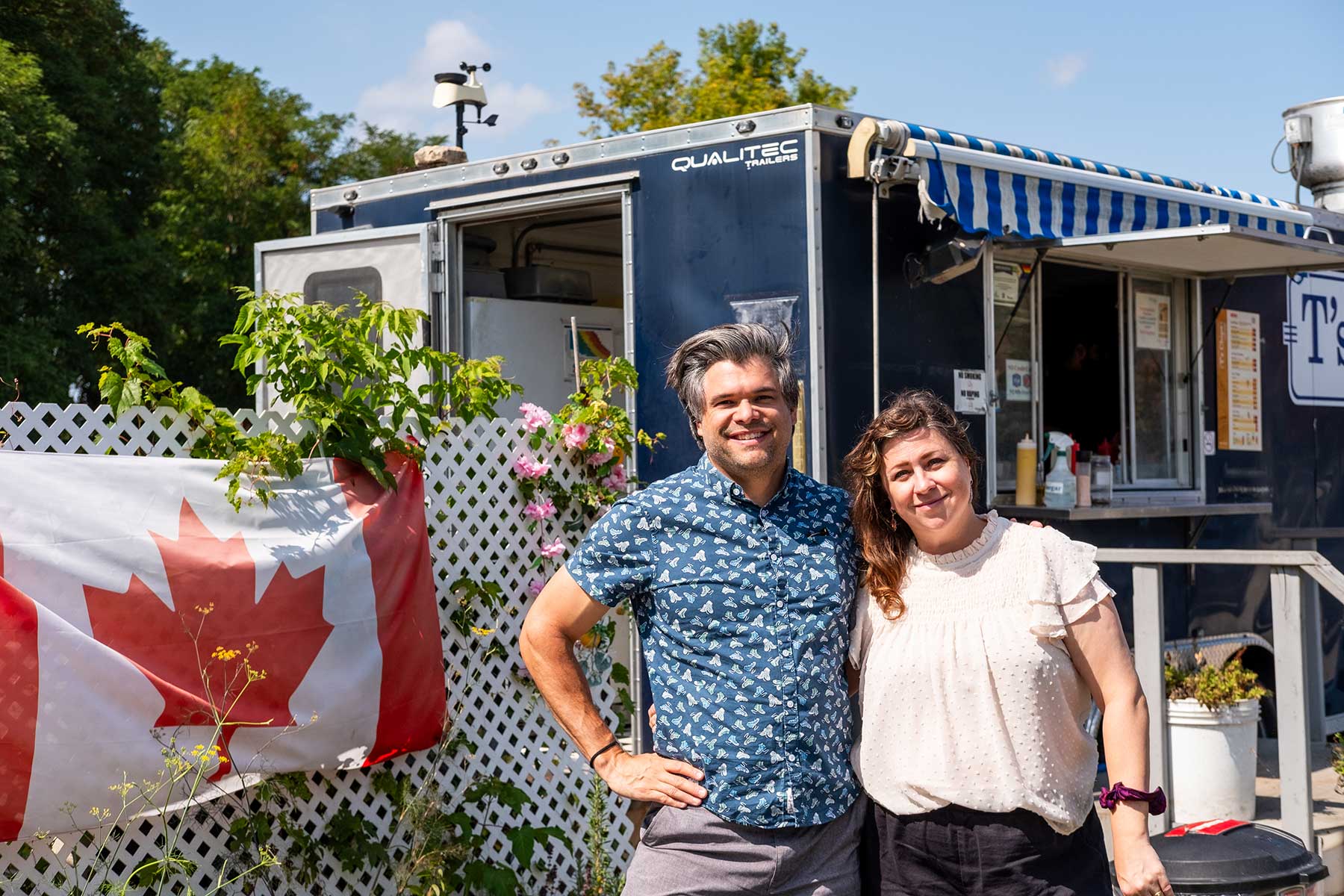 Joel Kimmel et Chantal Bennett posent devant ue pataterie