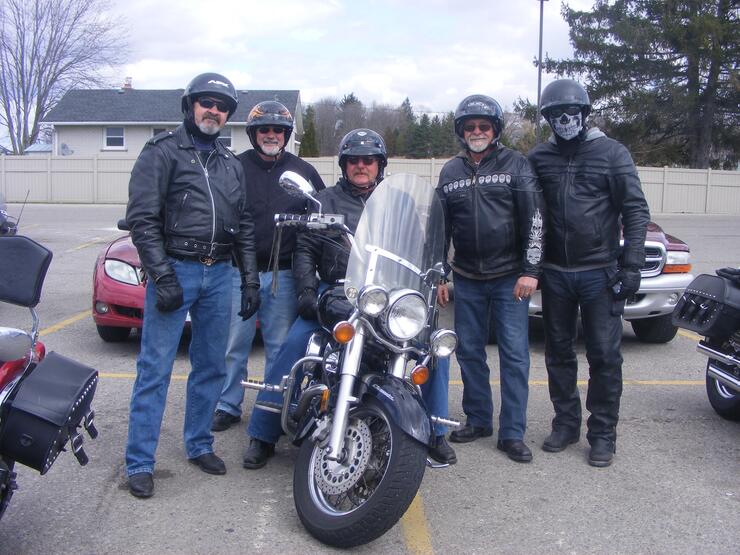 FELLOW RIDERS STOP TO CHAT resized 630
