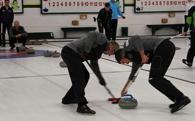 bonspiels men sweeping
